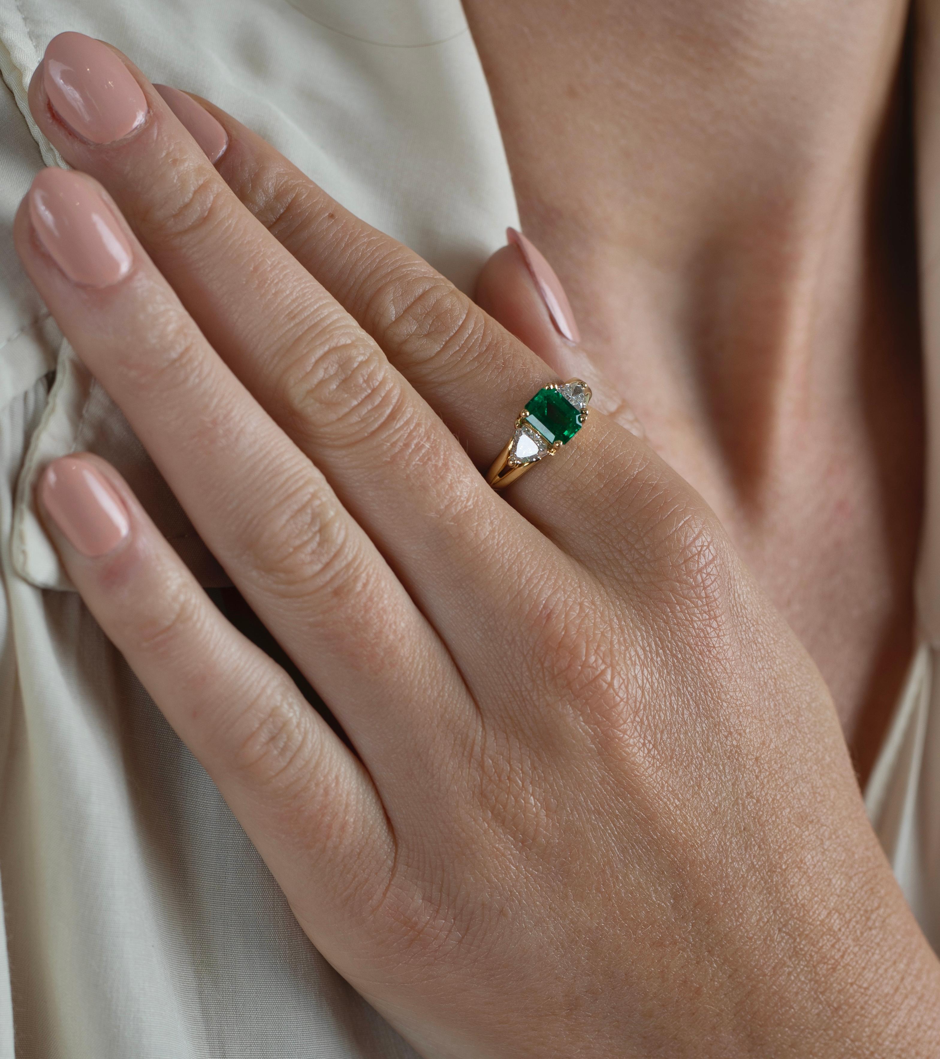 GIA Certified 1.30 Ct Minor Oil Emerald & Trillion Diamond 3-Stone Ring in 18K For Sale 2