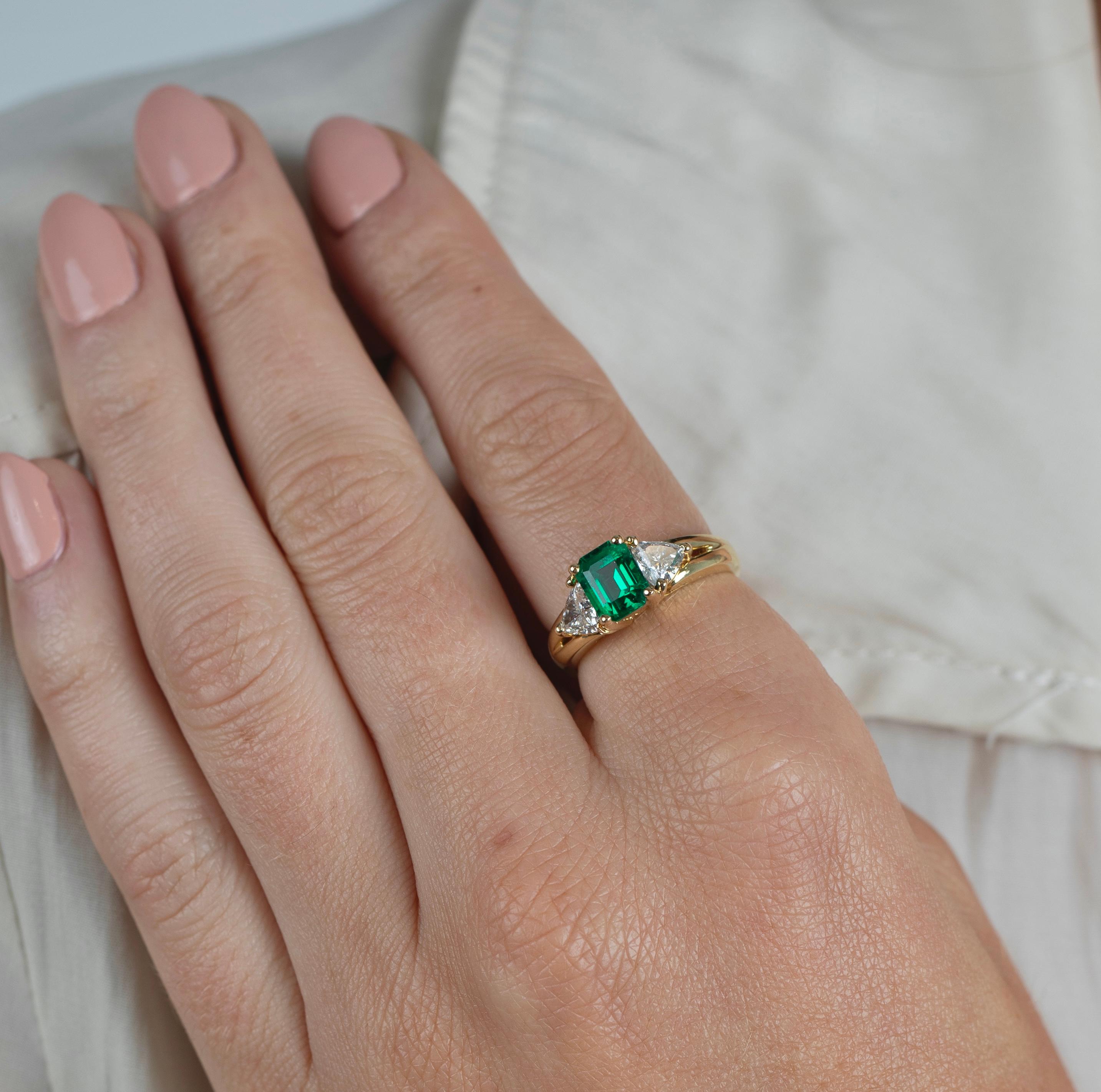 GIA Certified 1.30 Ct Minor Oil Emerald & Trillion Diamond 3-Stone Ring in 18K For Sale 4
