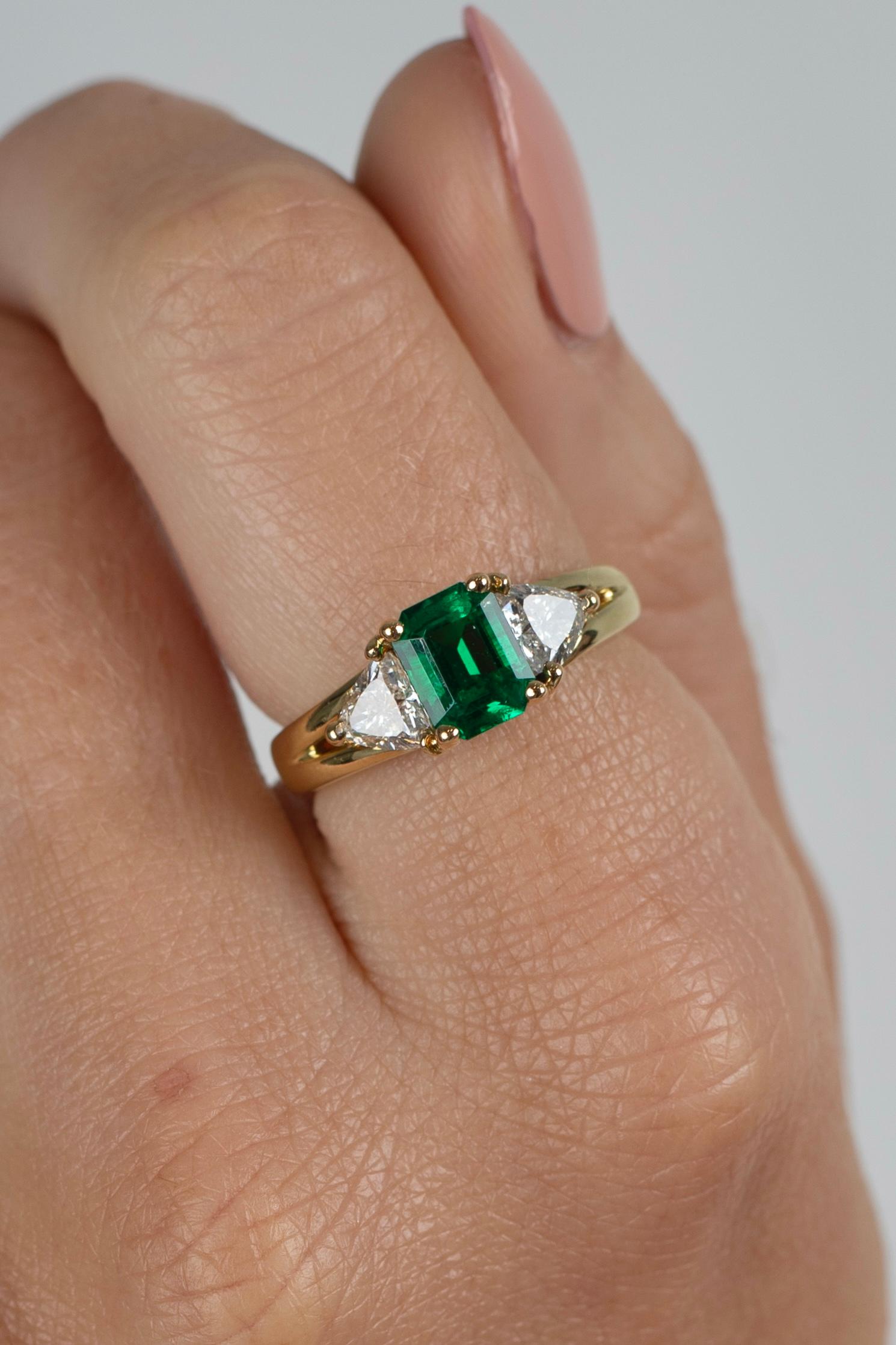 GIA Certified 1.30 Ct Minor Oil Emerald & Trillion Diamond 3-Stone Ring in 18K For Sale 1