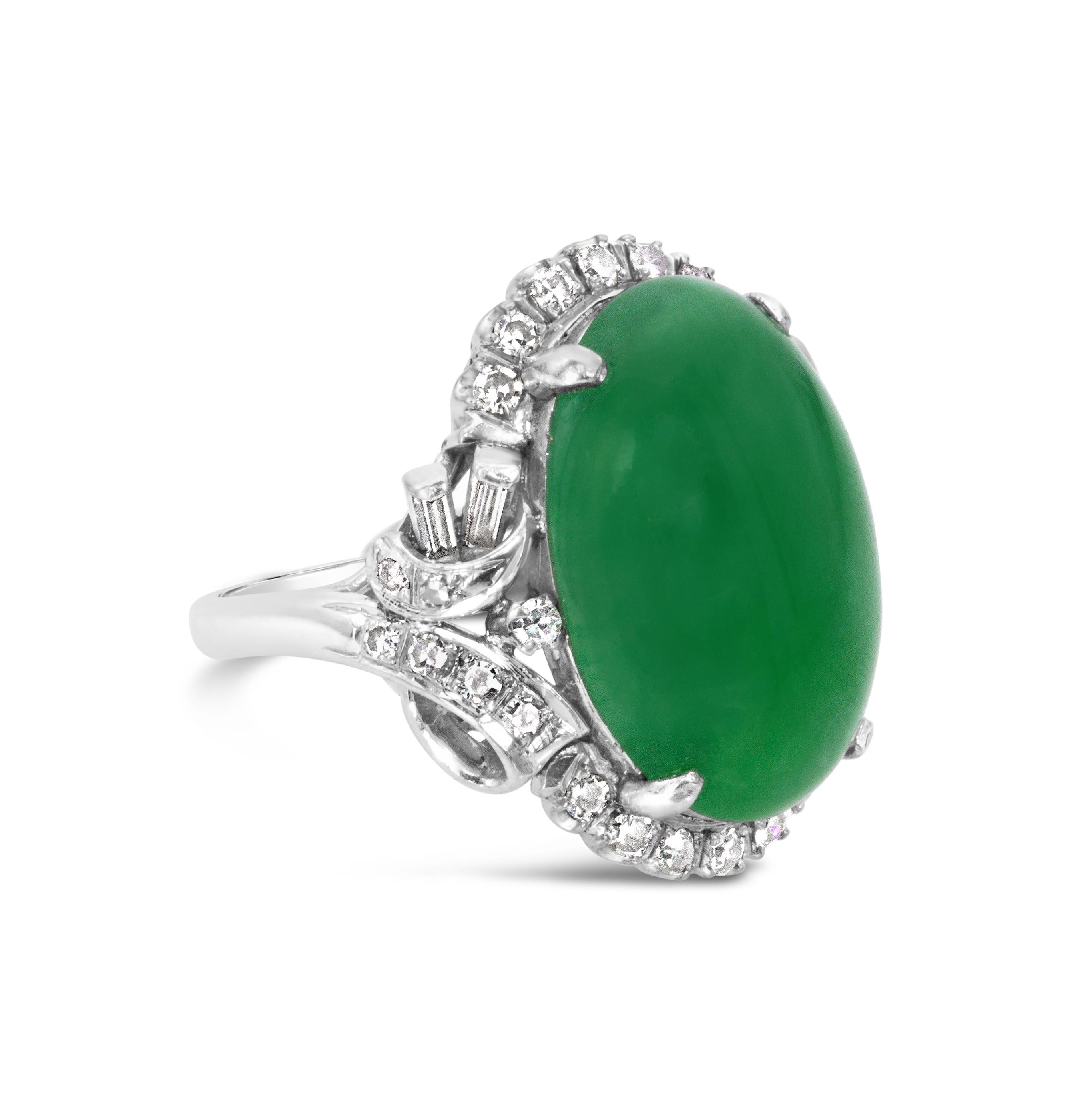 Un incredibile anello da cocktail, con una giada cabochon di forma ovale da 13,00 carati certificata da GIA come giada naturale A, incastonata in una montatura a quattro punte. Accentuato da 32 diamanti a taglio misto per un peso totale di 0,38