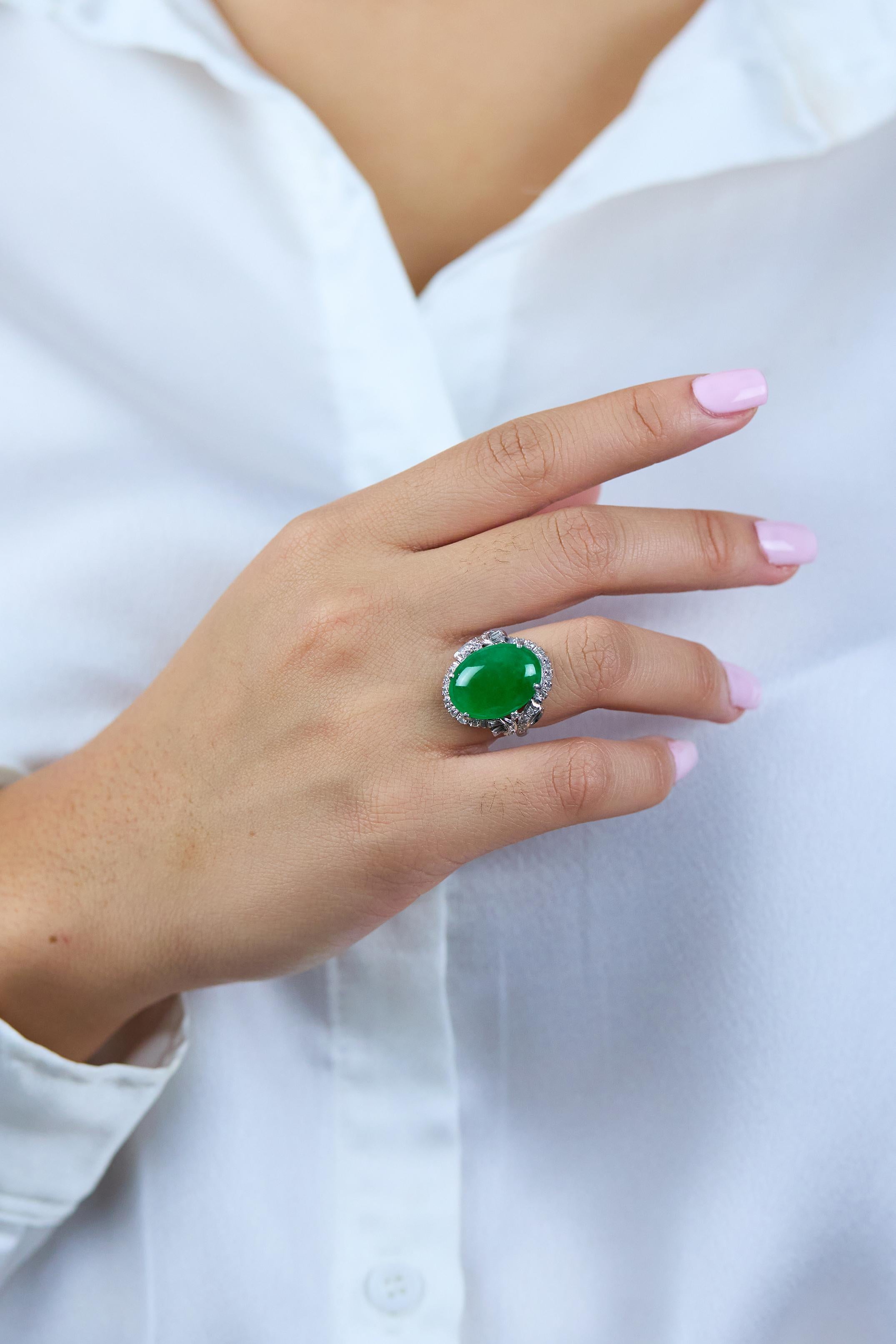 Taglio ovale Anello cocktail di giada cabochon di forma ovale certificato GIA da 13,00 carati in platino in vendita