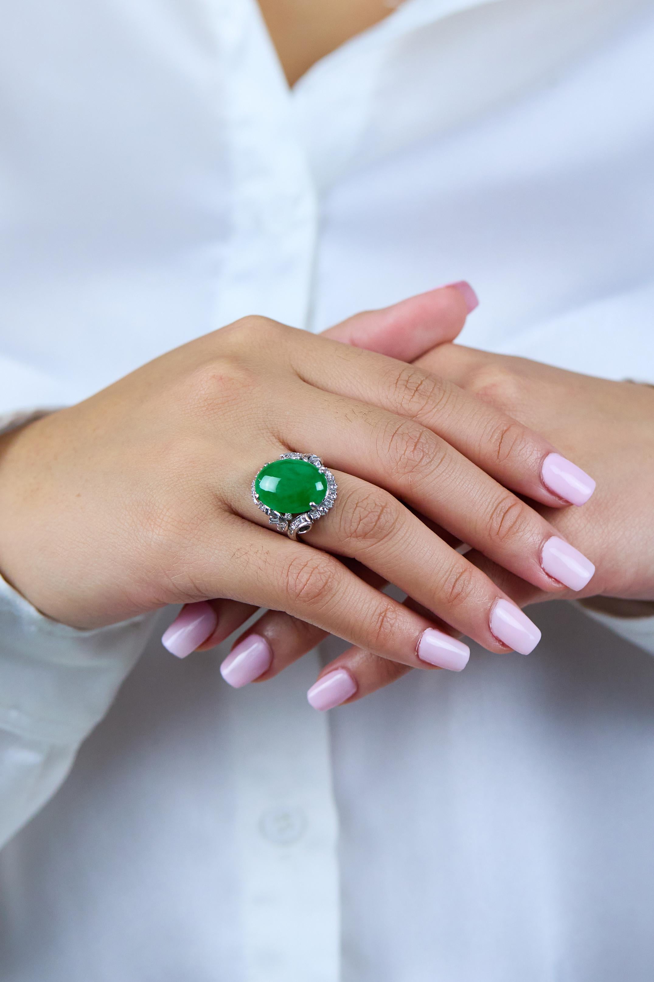 Anello cocktail di giada cabochon di forma ovale certificato GIA da 13,00 carati in platino In condizioni buone in vendita a New York, NY