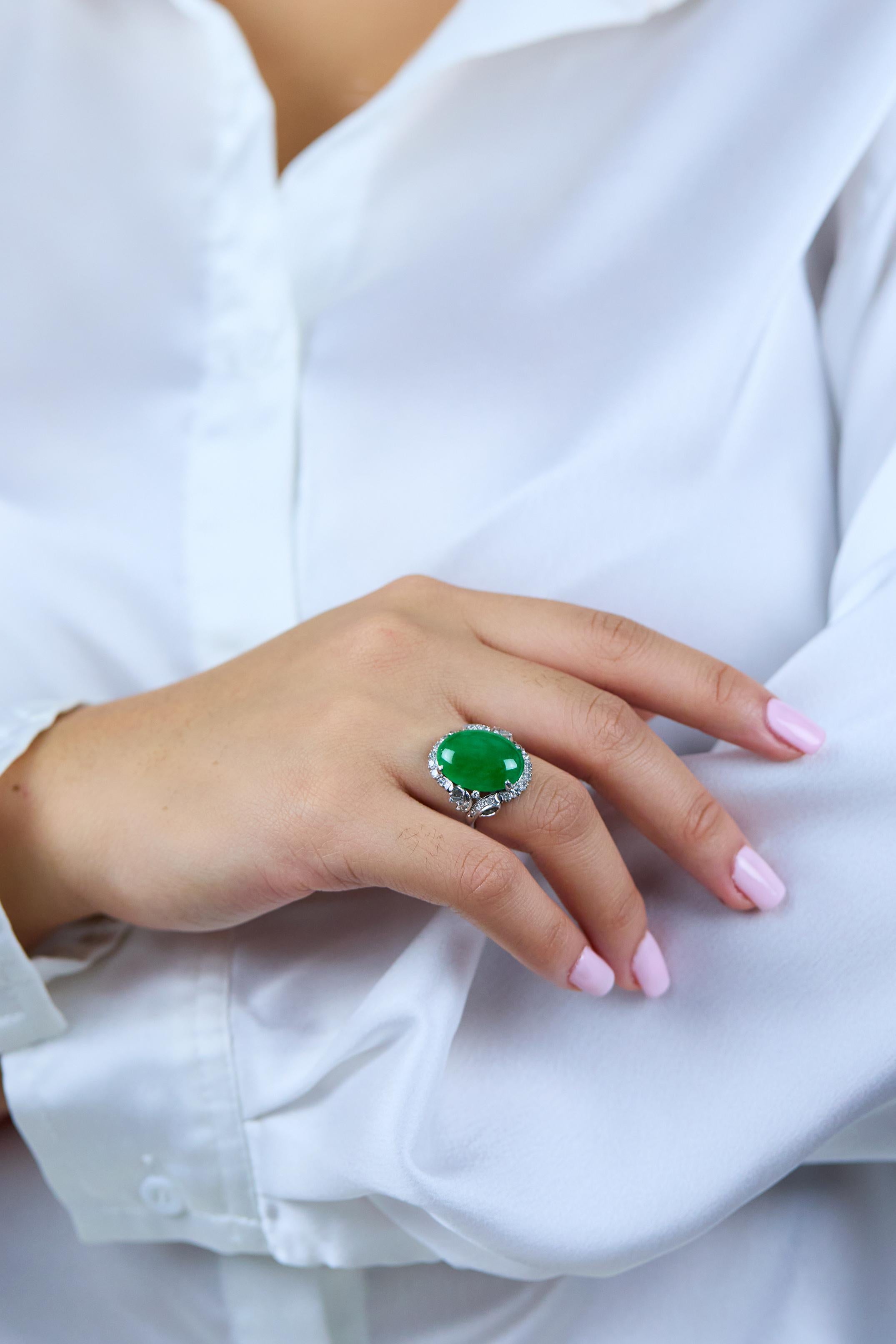 Donna Anello cocktail di giada cabochon di forma ovale certificato GIA da 13,00 carati in platino in vendita