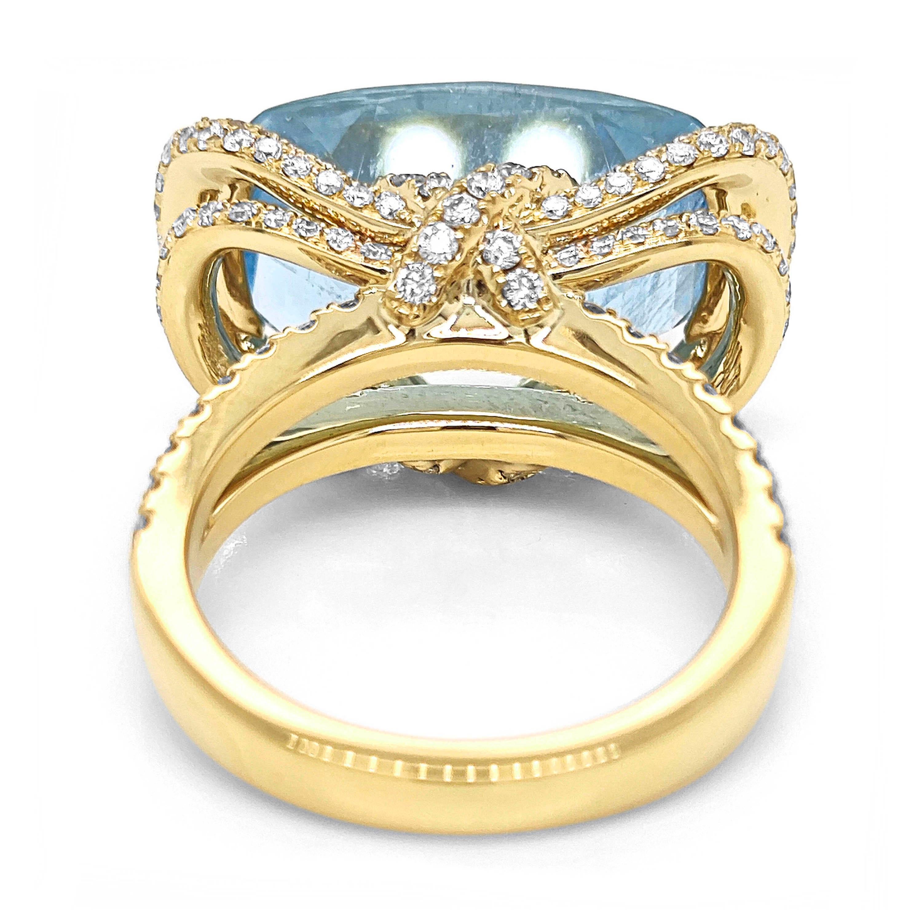 GIA Certified 13.06 Carat Aquamarine and White Diamond Yellow Gold Ring Neuf - En vente à New York, NY
