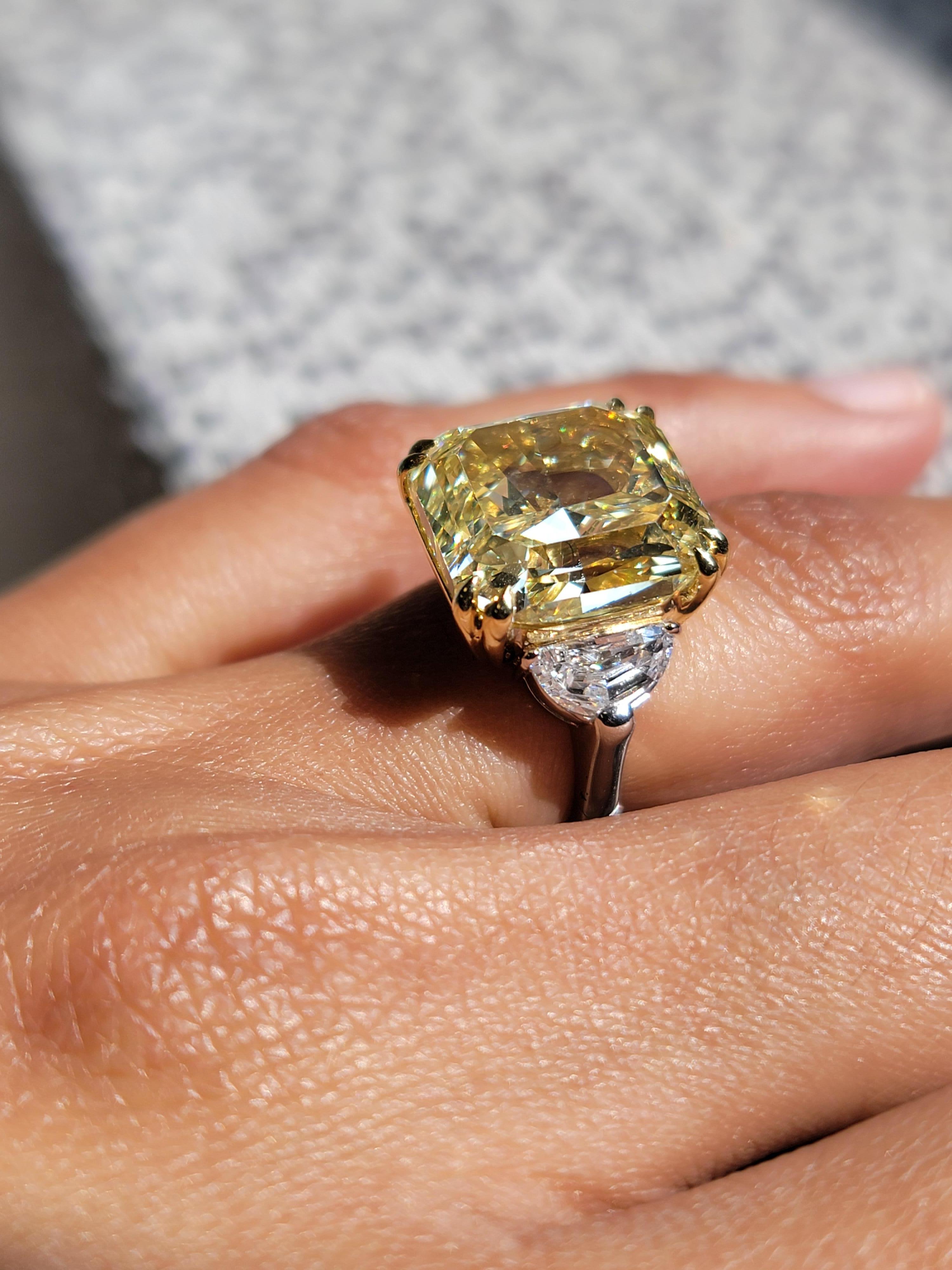 Questo anello presenta un diamante Nature di colore giallo intenso. L'intensità e l'uniformità del colore giallo ne accrescono l'unicità e il valore. Conosciuti anche come diamanti canarini. Questo diamante deriva il suo colore dalla presenza di