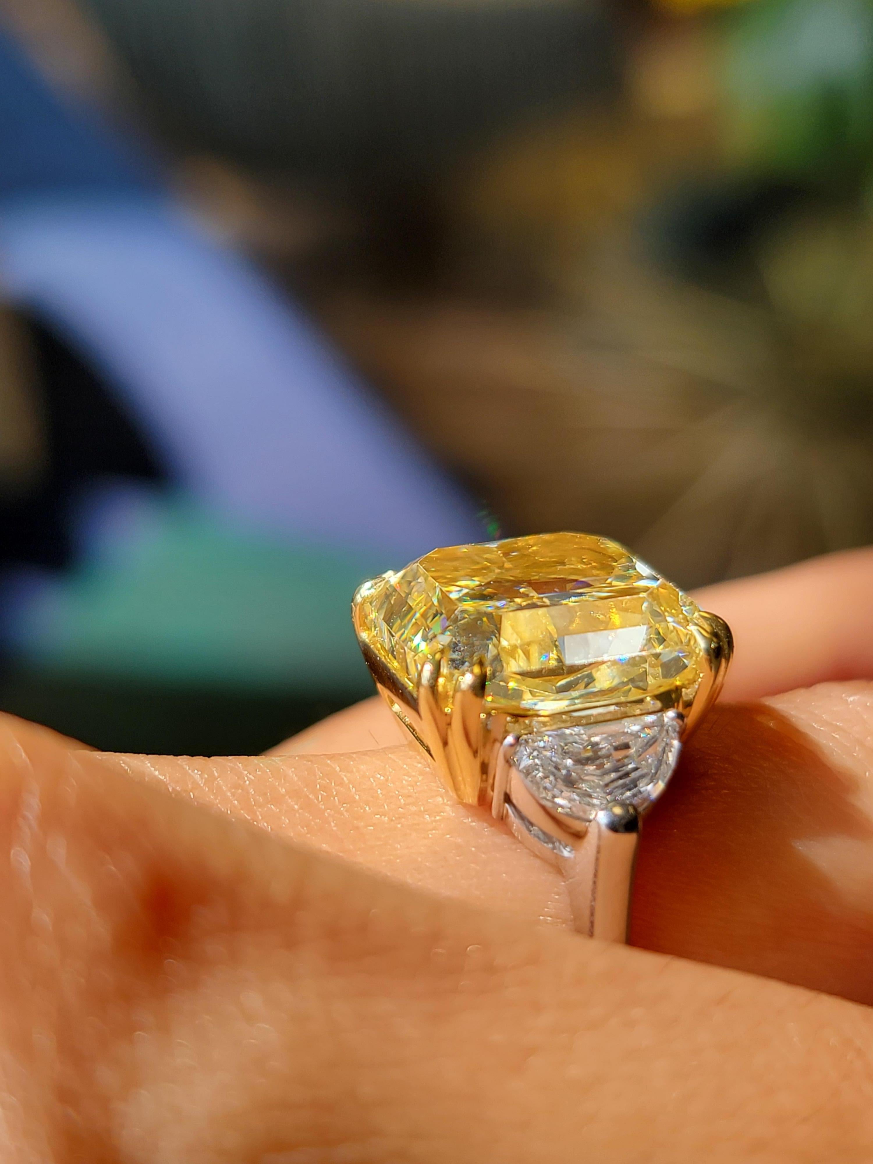 Taglio radiant Issac Nussbaum 13,06 carati di diamante giallo radiante e 2 mezze lune da 1,00 CTW in vendita