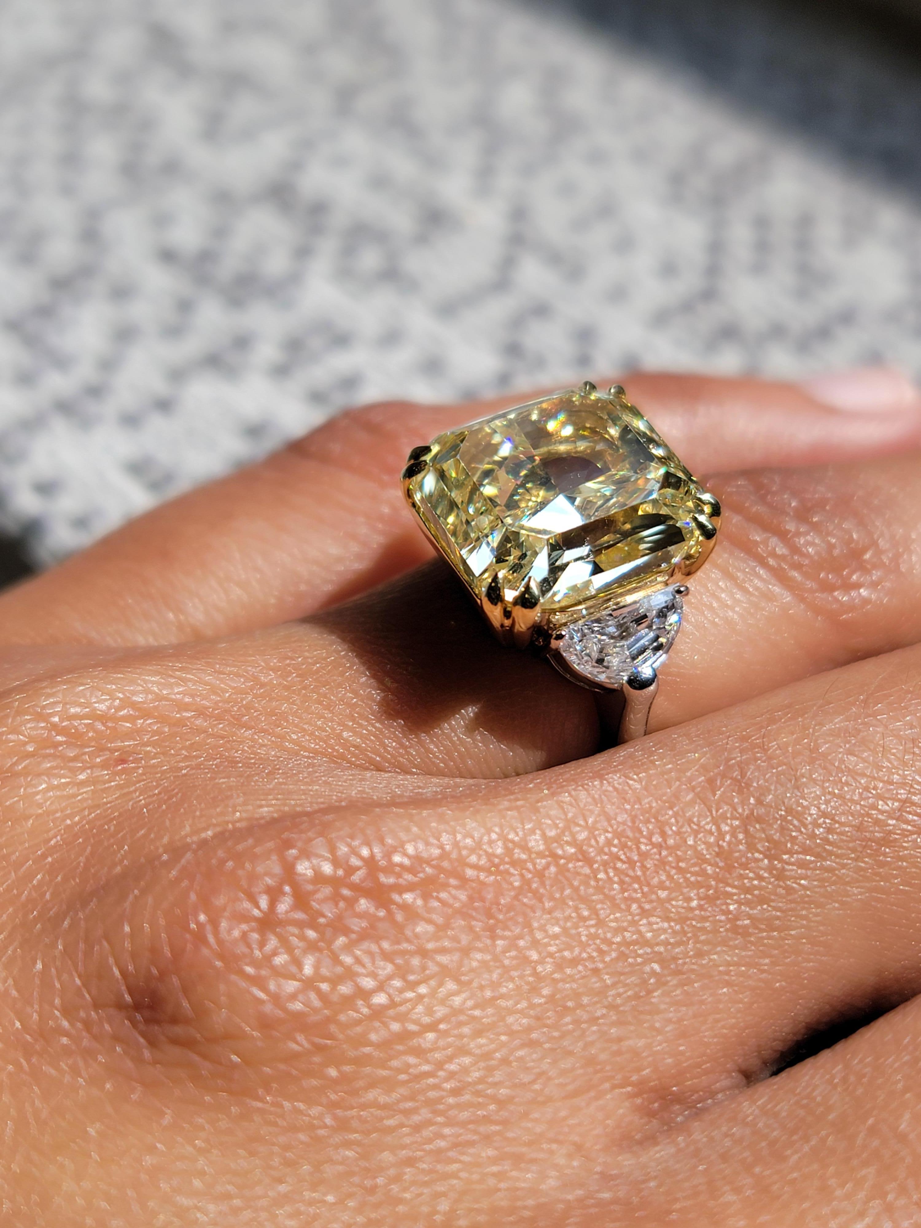 Donna Issac Nussbaum 13,06 carati di diamante giallo radiante e 2 mezze lune da 1,00 CTW in vendita