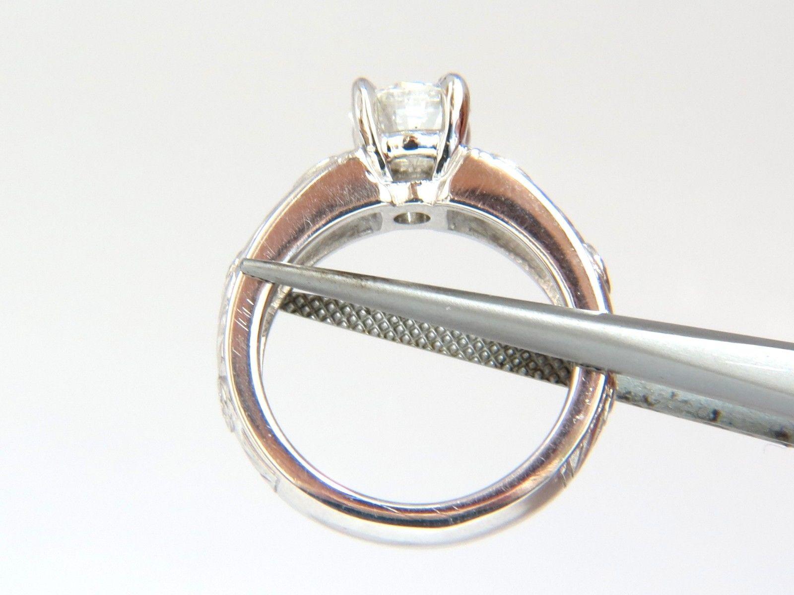 GIA 1,00ct. Ring mit rund geschliffenen Diamanten und .30ct.

 Bericht: 2155648778

G-Farbe, VVs-1 Klarheit 

(GIA-Bericht im Anhang)



30ct. seitlich runde Diamanten

Farbe G, Reinheit Vs-1.

Platin

10 Gramm.

aktuelle Ringgröße: 

5.25

Kann in