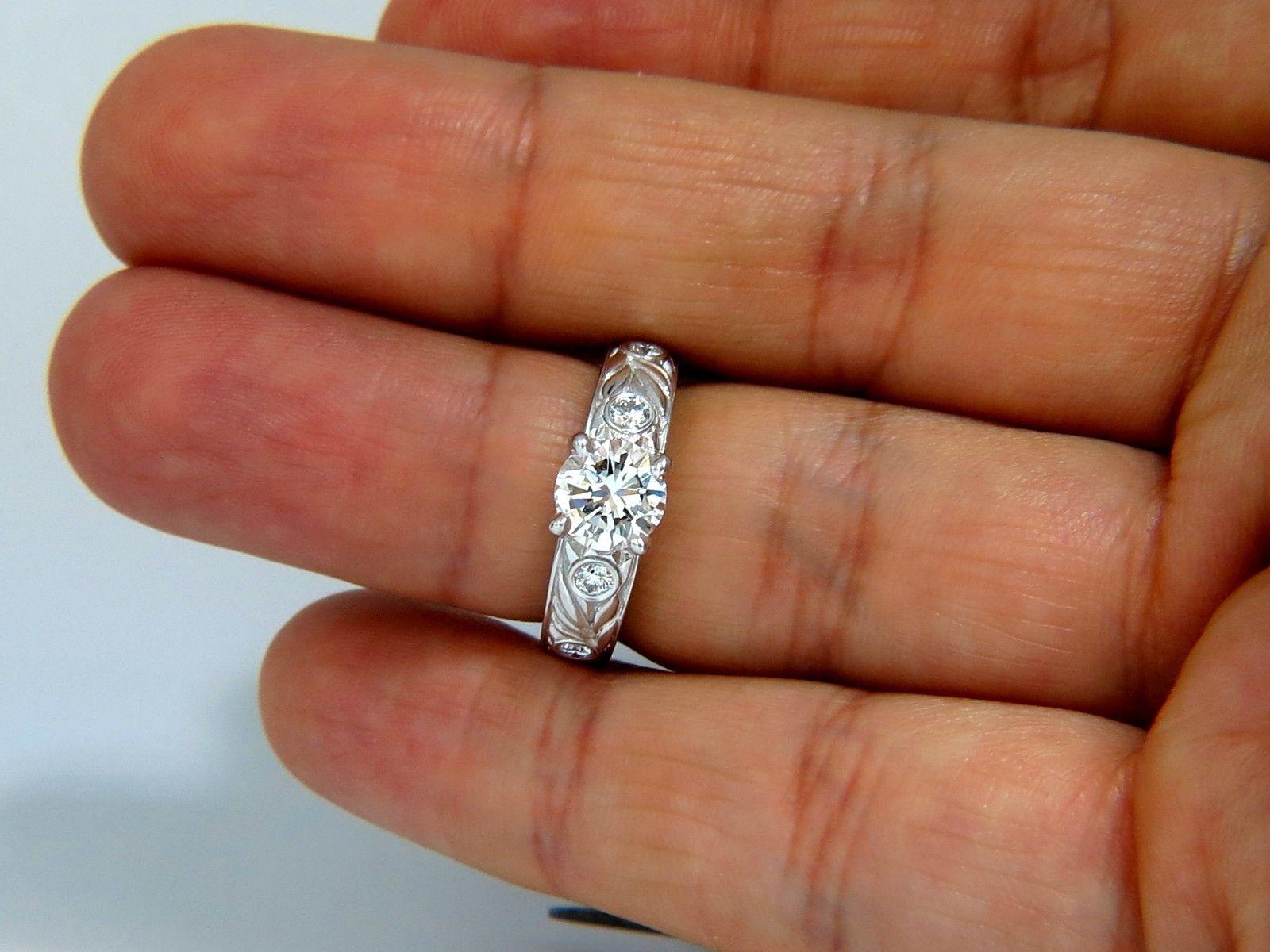 GIA-zertifiziert 1,30ct. Rund geschliffener Diamantring G/VVS-1 Platin klassischer & Kranz im Zustand „Neu“ im Angebot in New York, NY