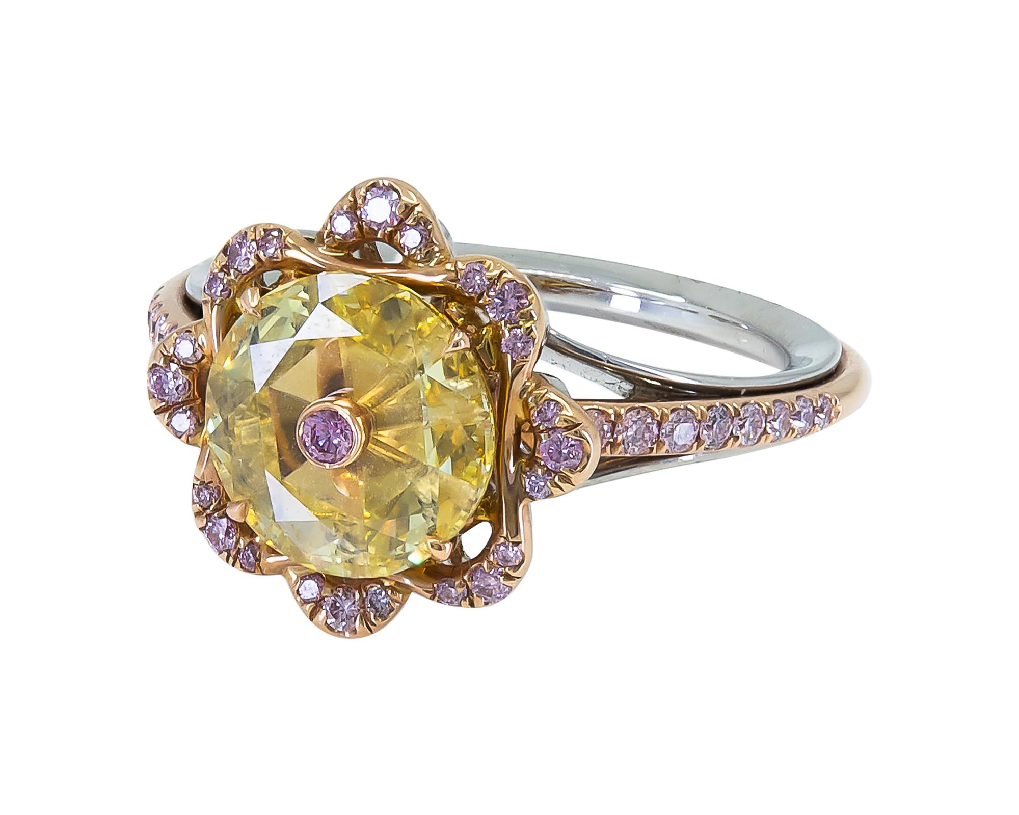 A beautiful and unique cocktail ring designed as a flower and comprising of a round fancy yellow diamond weighing 1.31 carats. The clarity is VVS2. Certified by GIA.
The mounting is made in multi-tone gold and embellished with pink pave diamonds.