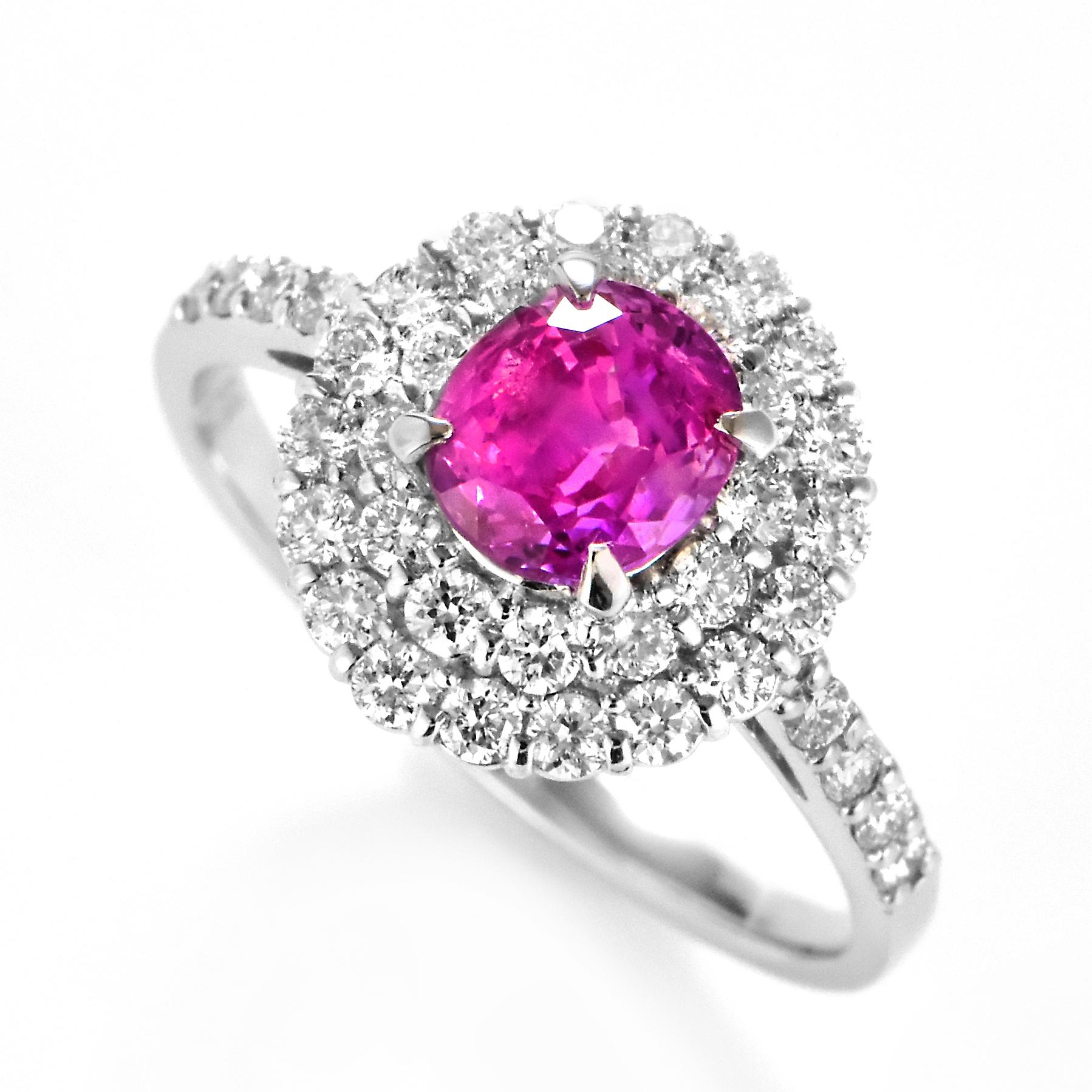 Un precioso anillo con un zafiro rosa cálido natural certificado por el GIA de 1,31 quilates y detalles de diamantes de 0,65 quilates engastados en platino. Los zafiros tienen una durabilidad extraordinaria: destacan por su dureza, así como por su