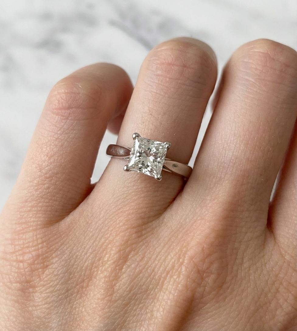 GIA Certificado 1,31 Quilates Corte Princesa D VS2 Diamante Solitario Anillo de Compromiso Contemporáneo en venta