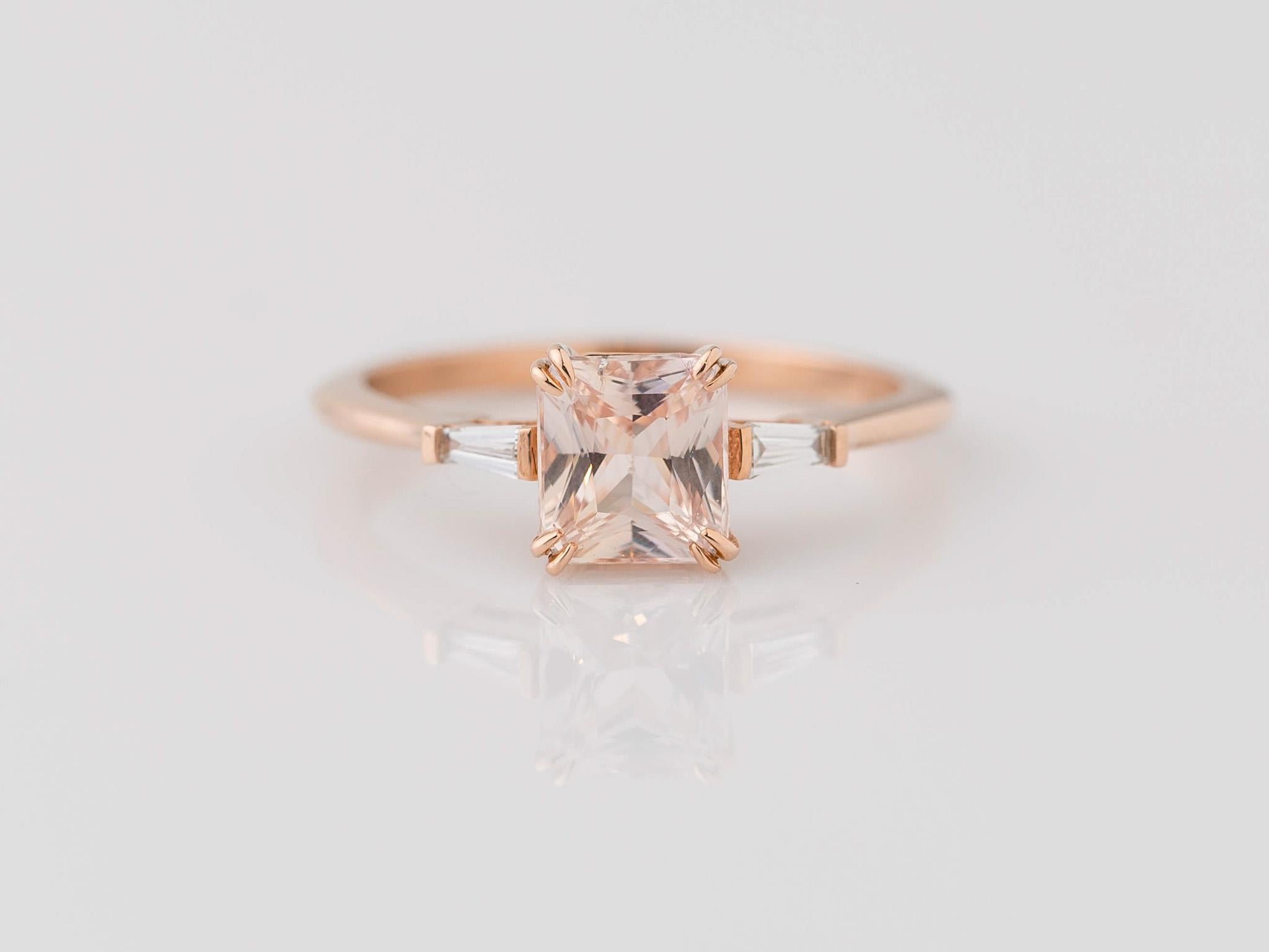 Schmücken Sie sich mit Eleganz in unserem GIA-zertifizierten 1,31-Karat-Ring mit rosafarbenem Saphir im Brillantschliff, einem fesselnden Meisterwerk. Im Mittelpunkt steht ein natürlicher, hitzebeständiger rosafarbener Saphir mit den Maßen 6,26 x
