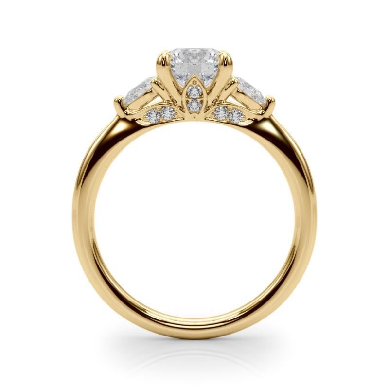 Bague à trois pierres en or jaune 18 carats certifiée GIA de 1,31 carat de diamants ronds et de poires Neuf - En vente à New York, NY