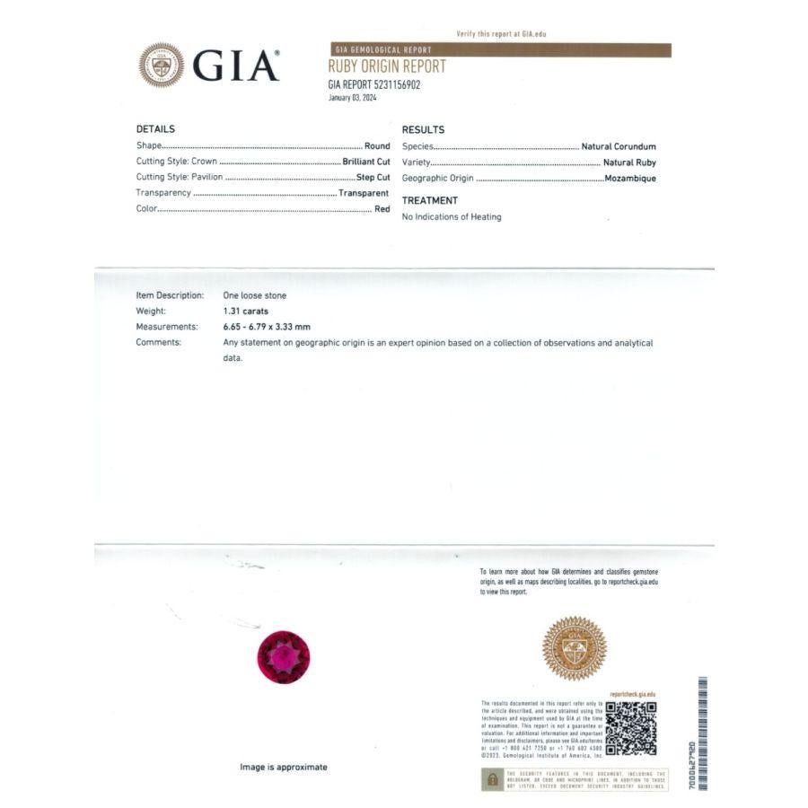 Wir präsentieren einen natürlichen, unerhitzten Mosambik-Rubin mit einem Gewicht von 1,31 Karat, authentifiziert durch einen GIA-Bericht. Der runde Edelstein mit den Maßen 6,65 x 6,79 x 3,33 mm weist einen Brilliant/Step-Schliff auf, bei dem sich