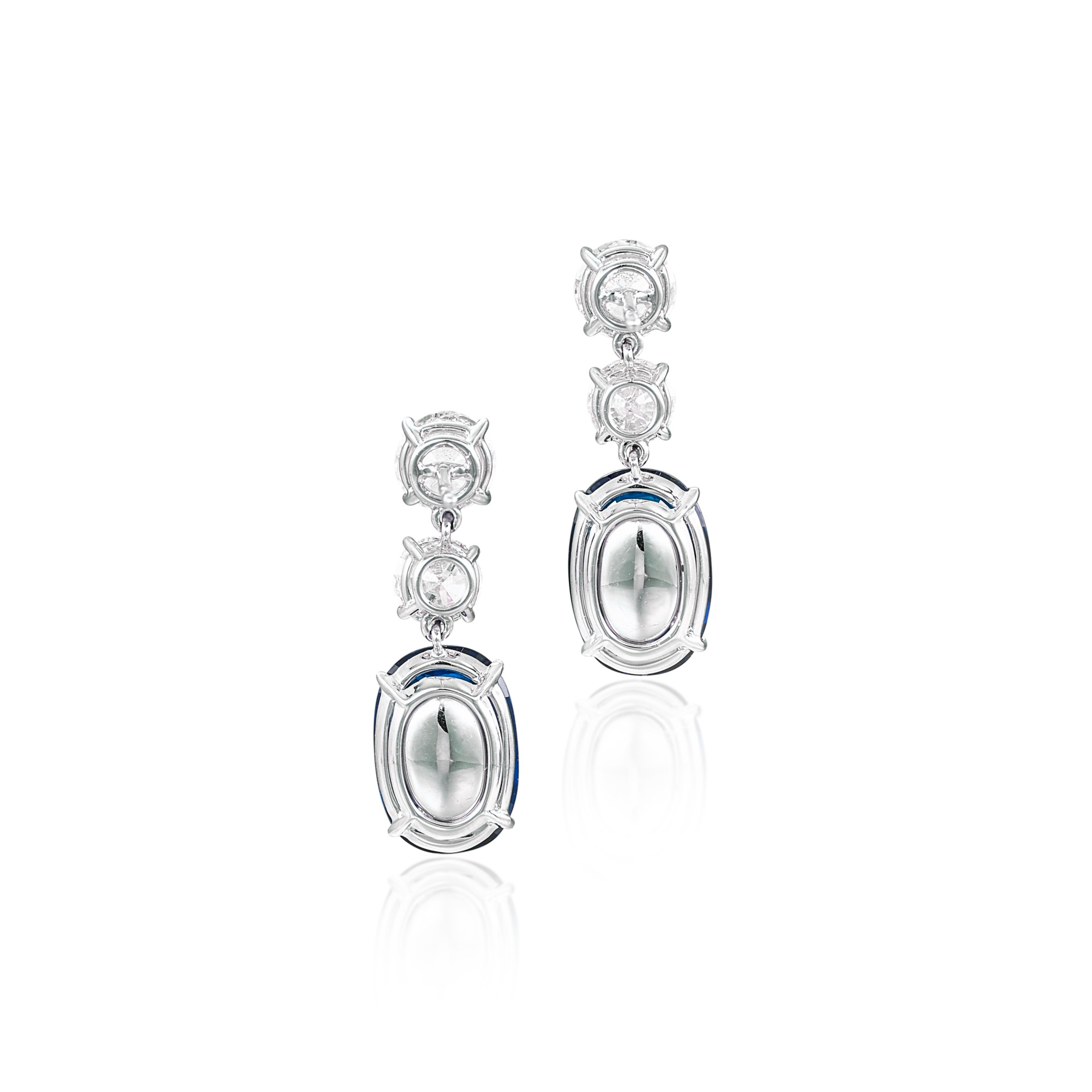 Squisiti orecchini con zaffiro blu non riscaldato e diamanti con certificato GIA

Questo eccezionale paio di orecchini è caratterizzato da zaffiri blu ovali non riscaldati certificati GIA, con un peso totale di 13,14 carati. Ogni orecchino è