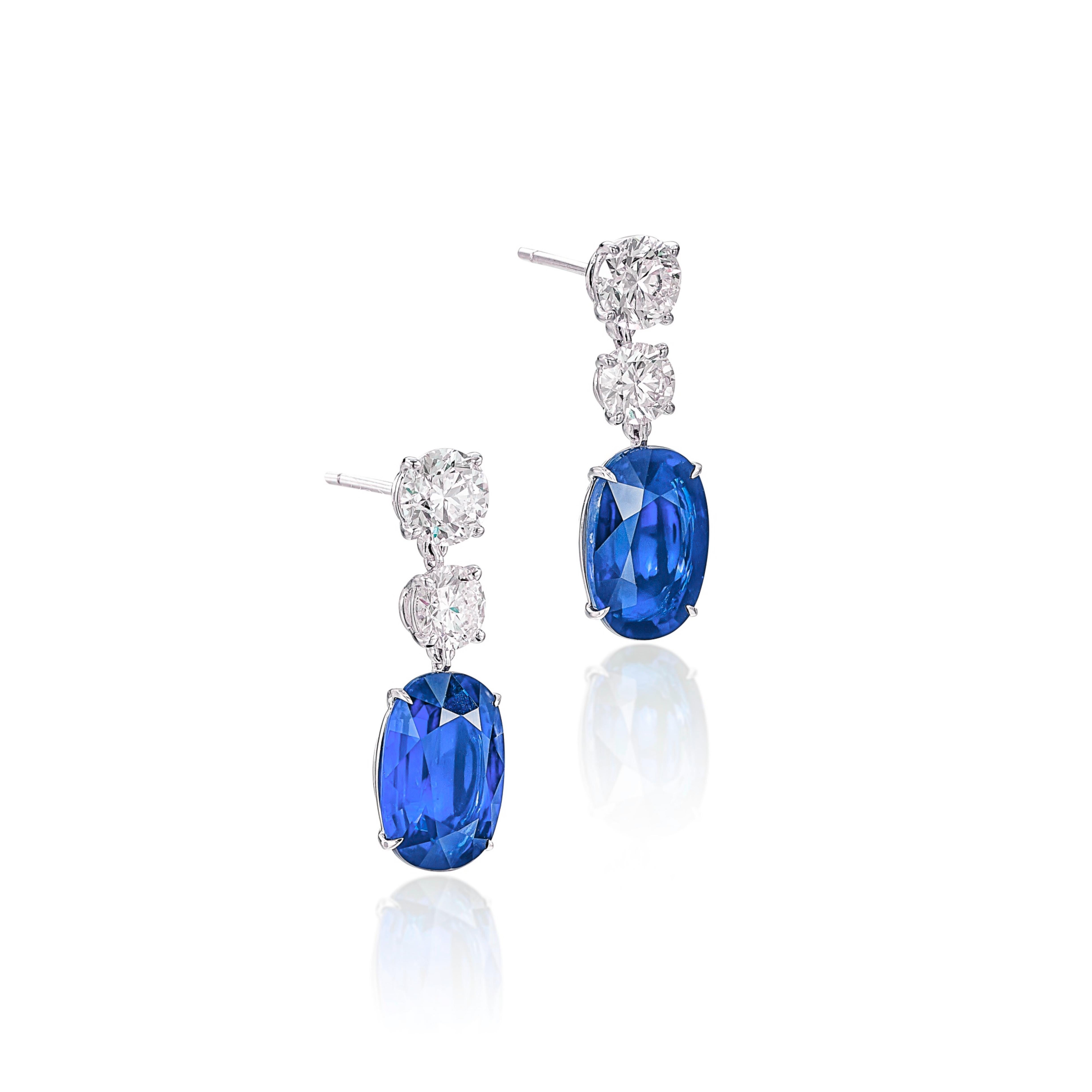 Taglio ovale Certificato GIA da 13.14 carati. Orecchini con diamante e zaffiro blu non riscaldati in vendita