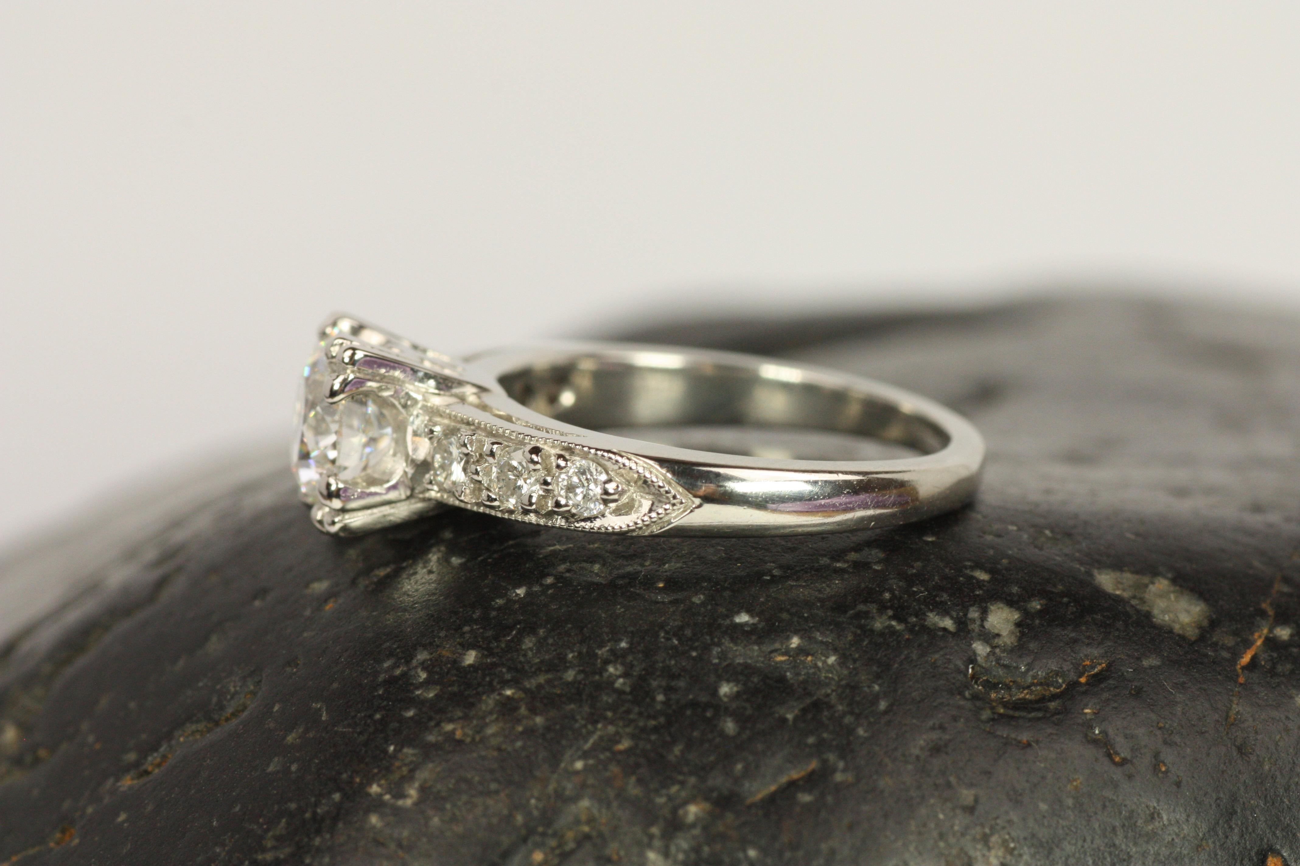 Anello di fidanzamento in platino con diamante rotondo ispirato agli anni '50 e certificato GIA da 1,32 carati in vendita 4