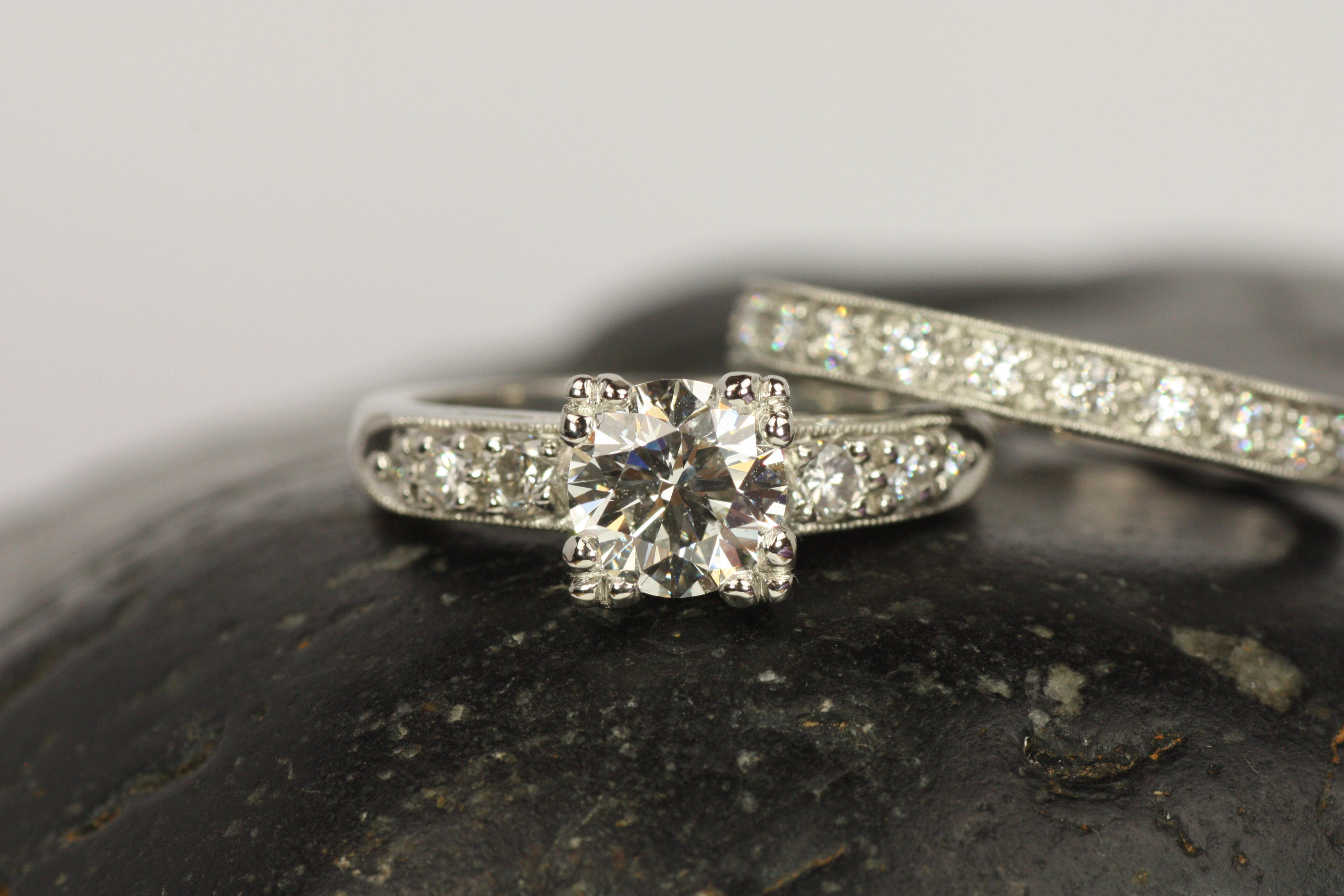 Anello di fidanzamento in platino con diamante rotondo ispirato agli anni '50 e certificato GIA da 1,32 carati in vendita 5
