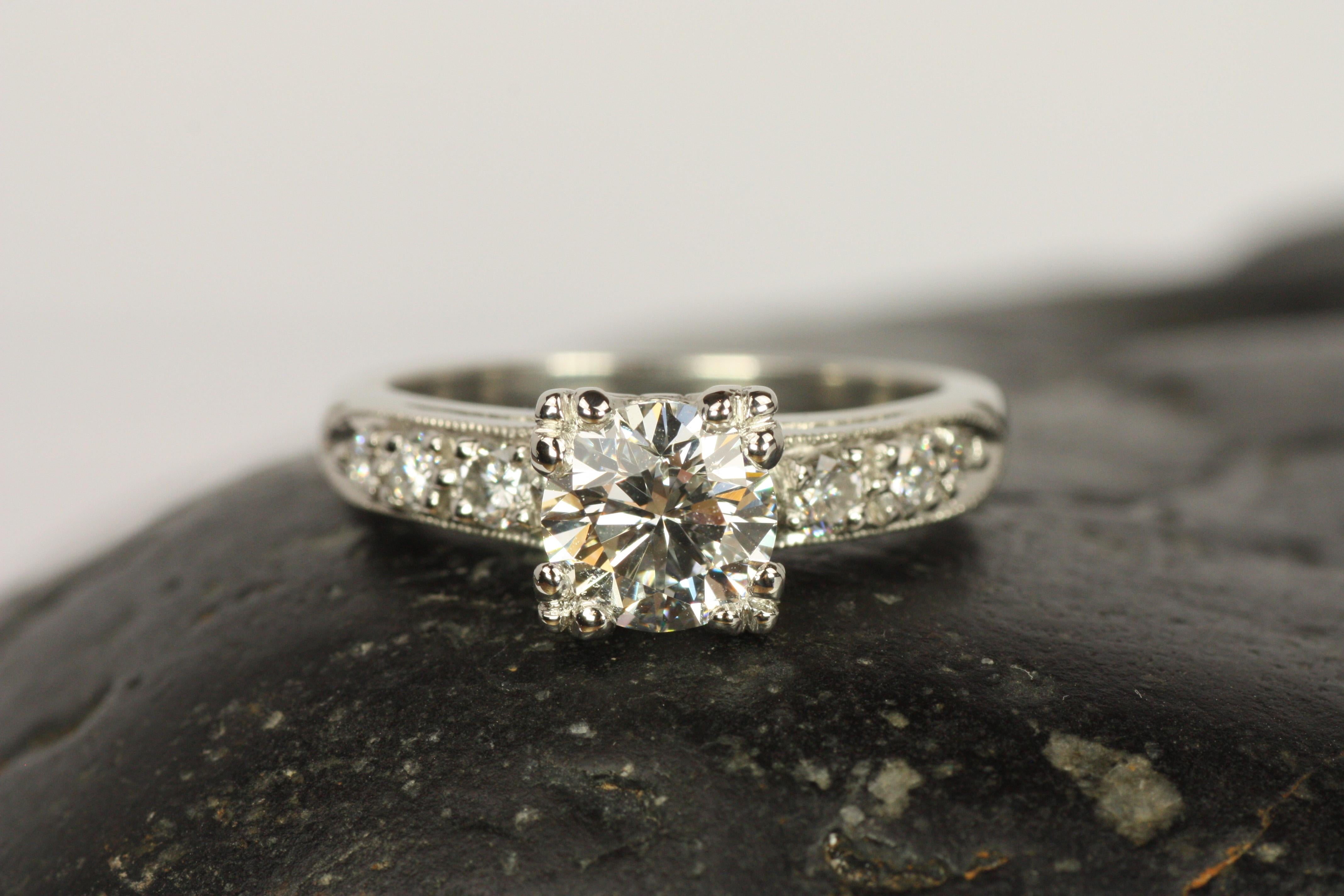 Anello di fidanzamento in platino con diamante rotondo ispirato agli anni '50 e certificato GIA da 1,32 carati In condizioni Nuovo in vendita a Santa Monica, CA