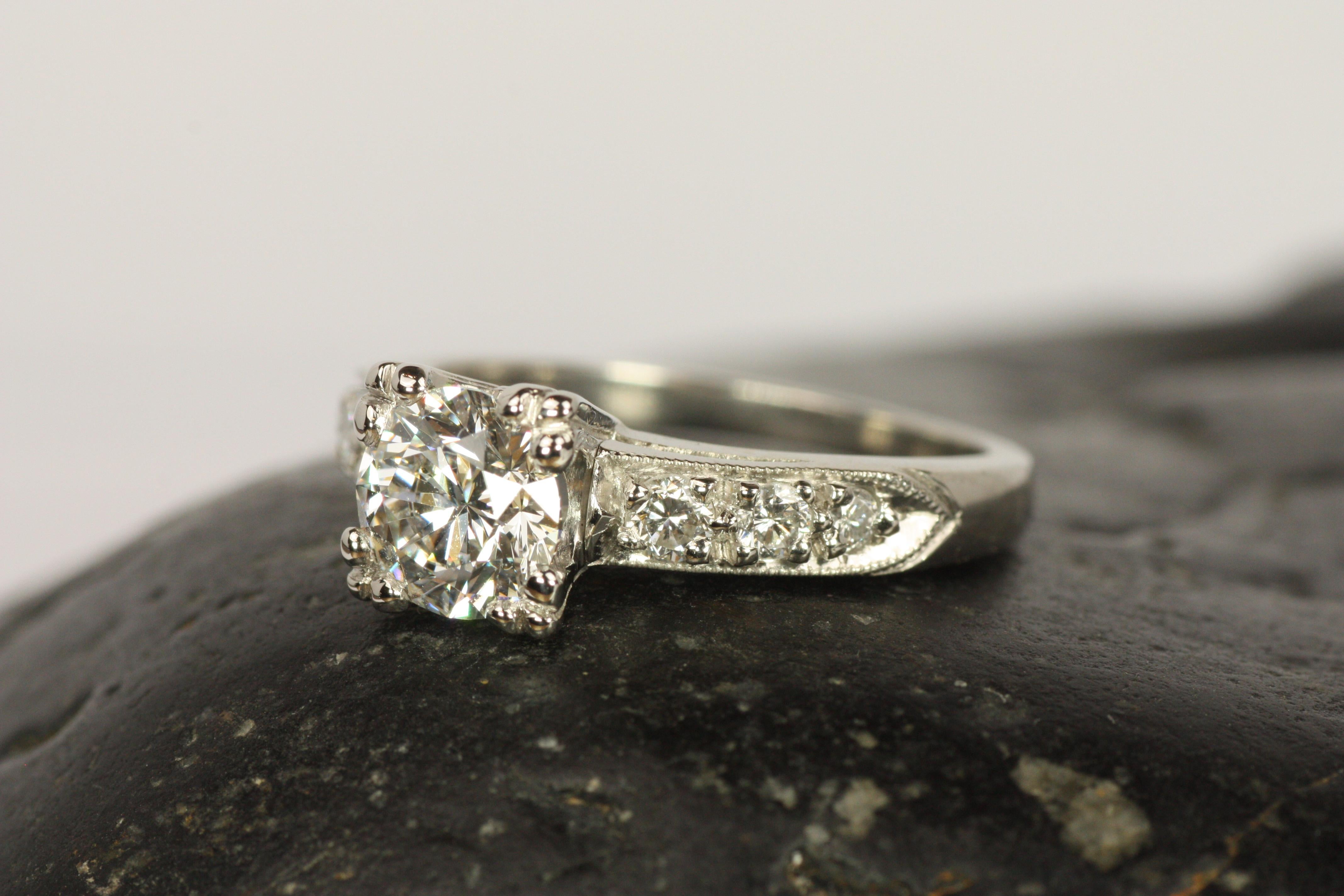 Donna Anello di fidanzamento in platino con diamante rotondo ispirato agli anni '50 e certificato GIA da 1,32 carati in vendita