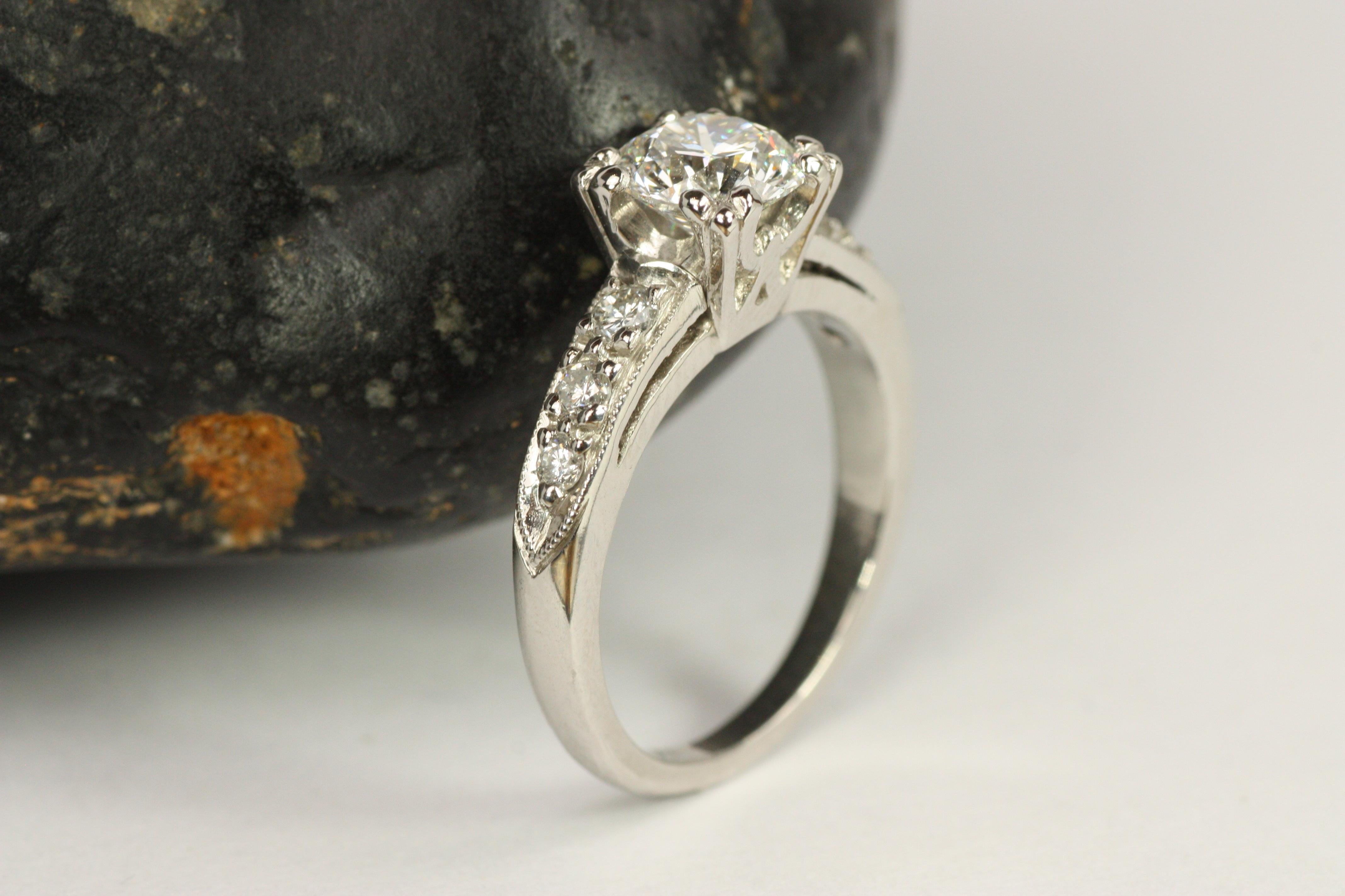 Anello di fidanzamento in platino con diamante rotondo ispirato agli anni '50 e certificato GIA da 1,32 carati in vendita 1