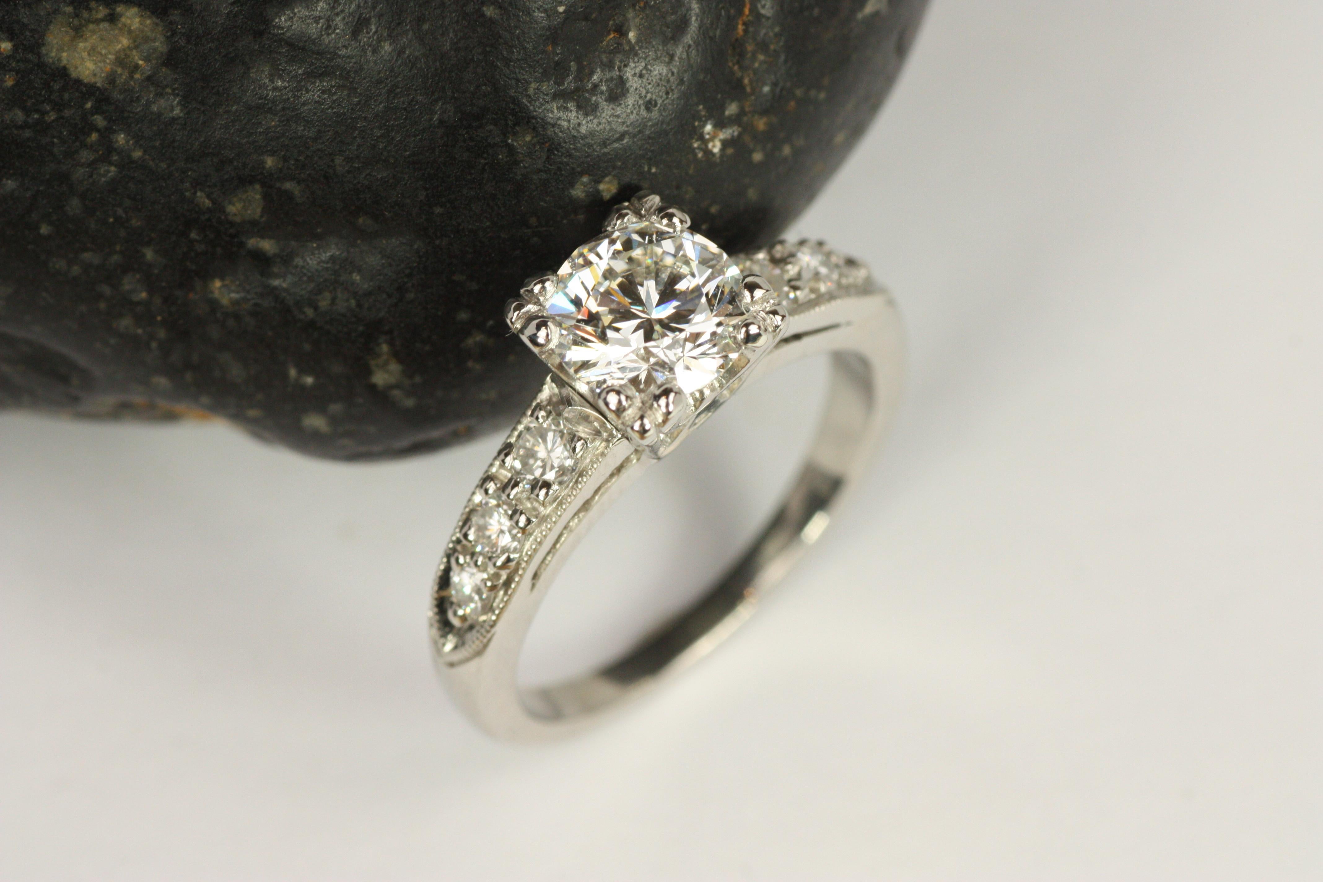 Anello di fidanzamento in platino con diamante rotondo ispirato agli anni '50 e certificato GIA da 1,32 carati in vendita 2