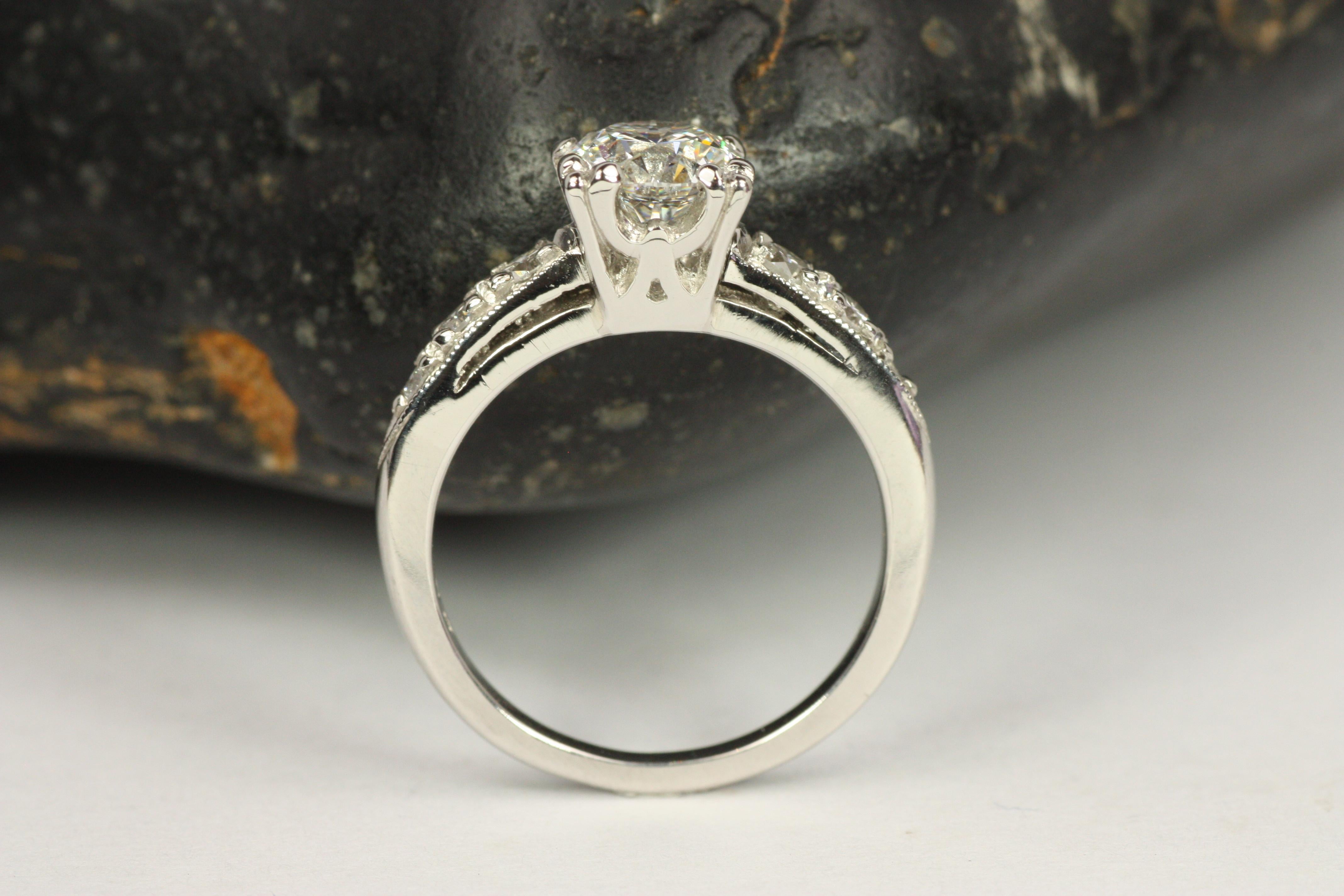 Anello di fidanzamento in platino con diamante rotondo ispirato agli anni '50 e certificato GIA da 1,32 carati in vendita 3