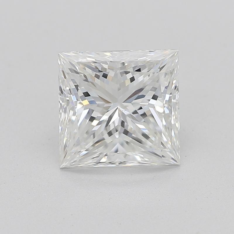 Le design captivant de cette bague en diamant met en valeur la pièce centrale d'un diamant princesse pesant 1,32 avec un G et un VS2 à couper le souffle. Montée sur un splendide anneau en platine, la bague présente un sertissage torsadé à quatre
