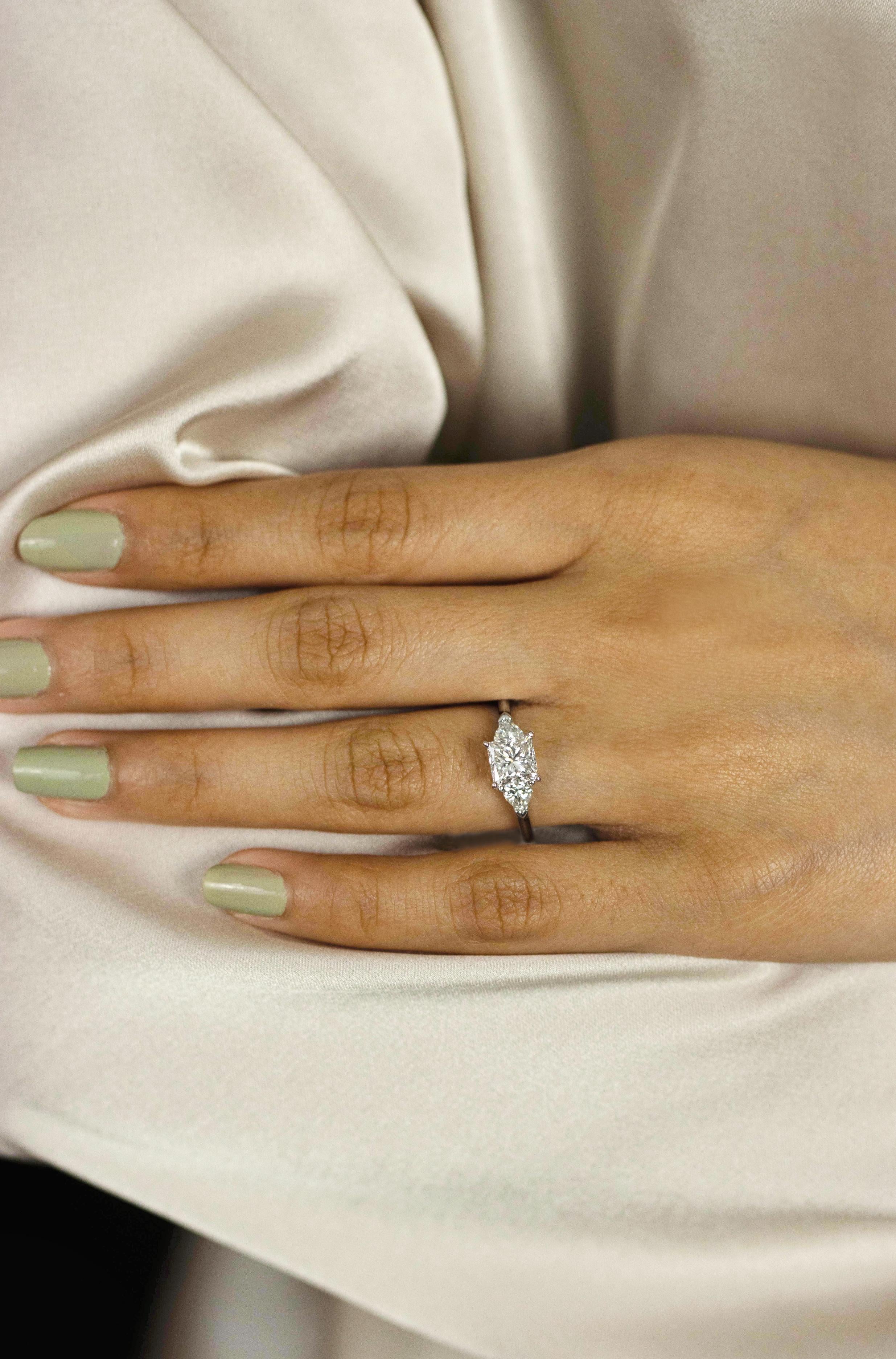 Verlobungsring mit drei Steinen, GIA-zertifizierter 1.32 Karat Diamant im Prinzessinnenschliff im Angebot 1
