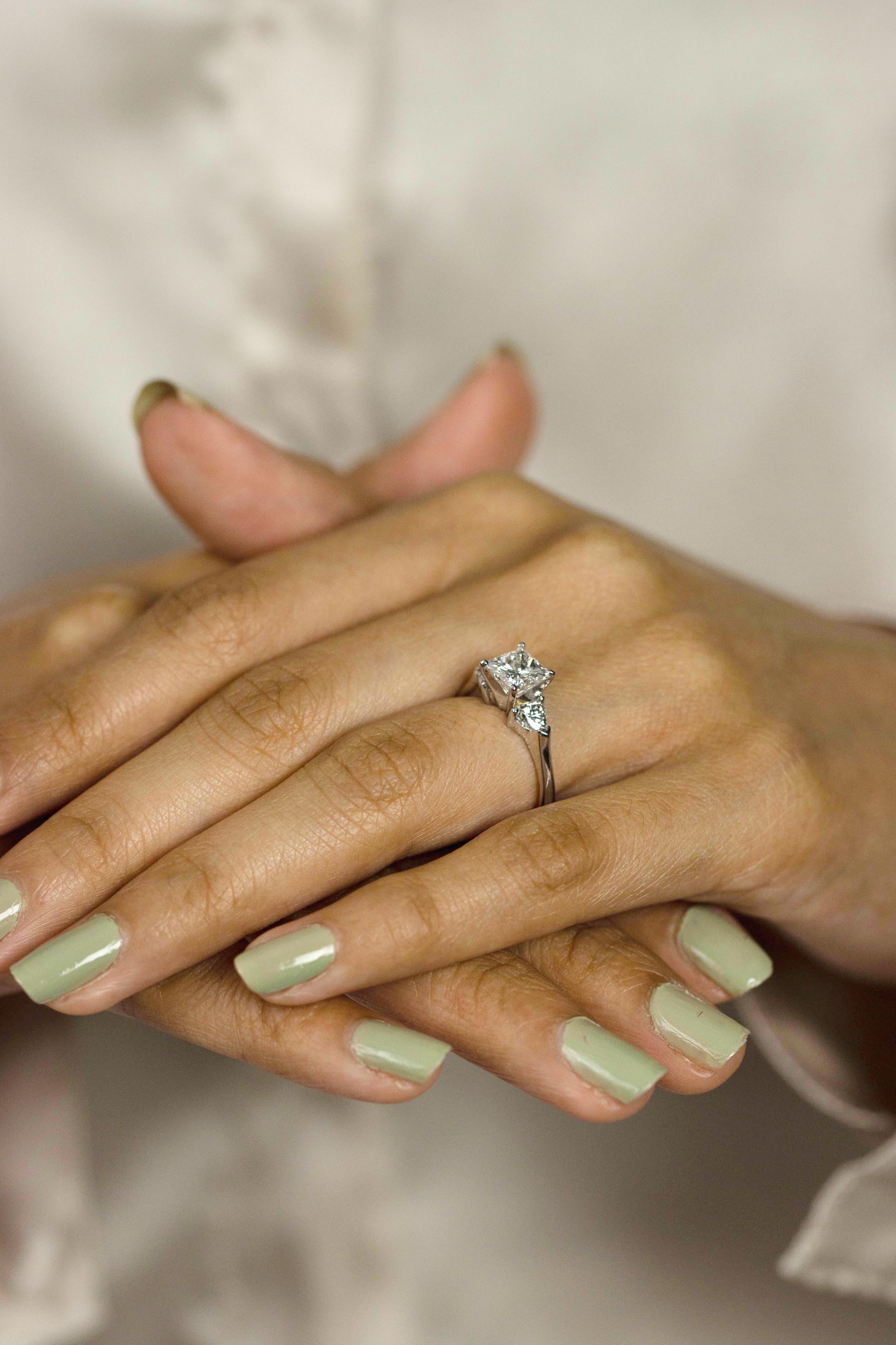 Verlobungsring mit drei Steinen, GIA-zertifizierter 1.32 Karat Diamant im Prinzessinnenschliff im Angebot 2