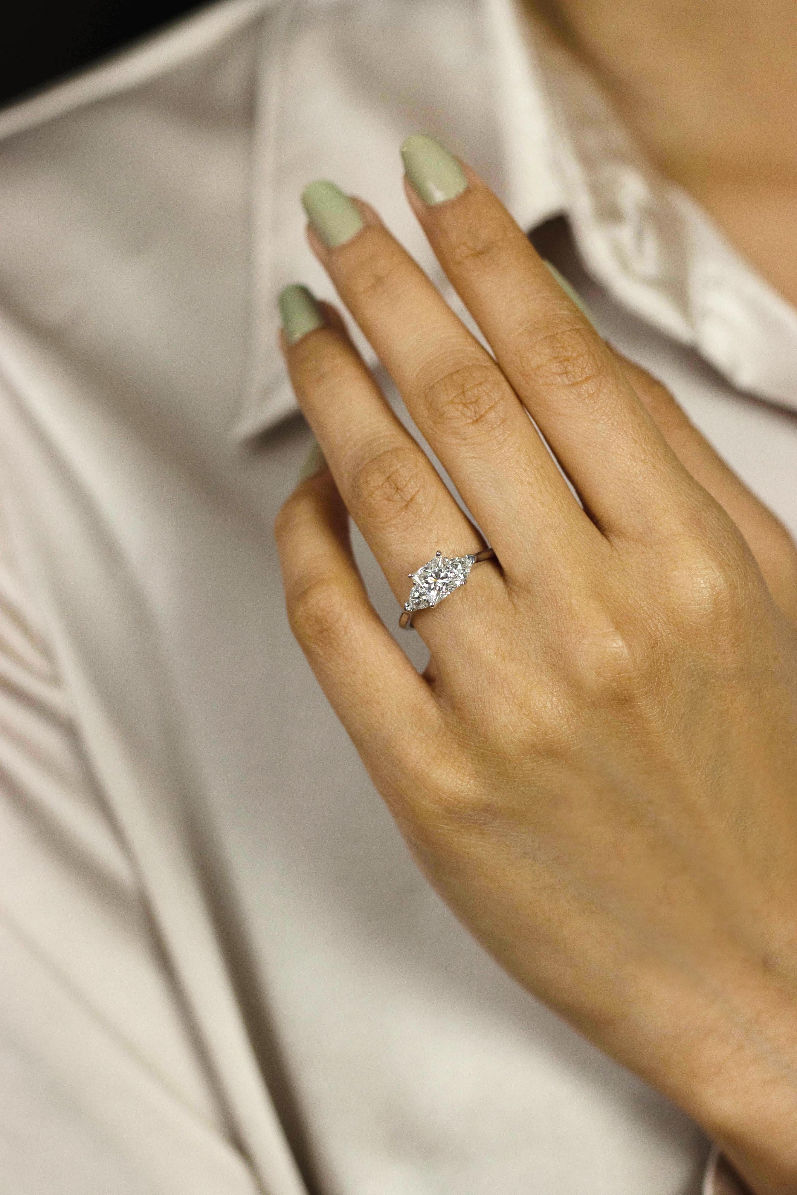 Verlobungsring mit drei Steinen, GIA-zertifizierter 1.32 Karat Diamant im Prinzessinnenschliff im Zustand „Neu“ im Angebot in New York, NY