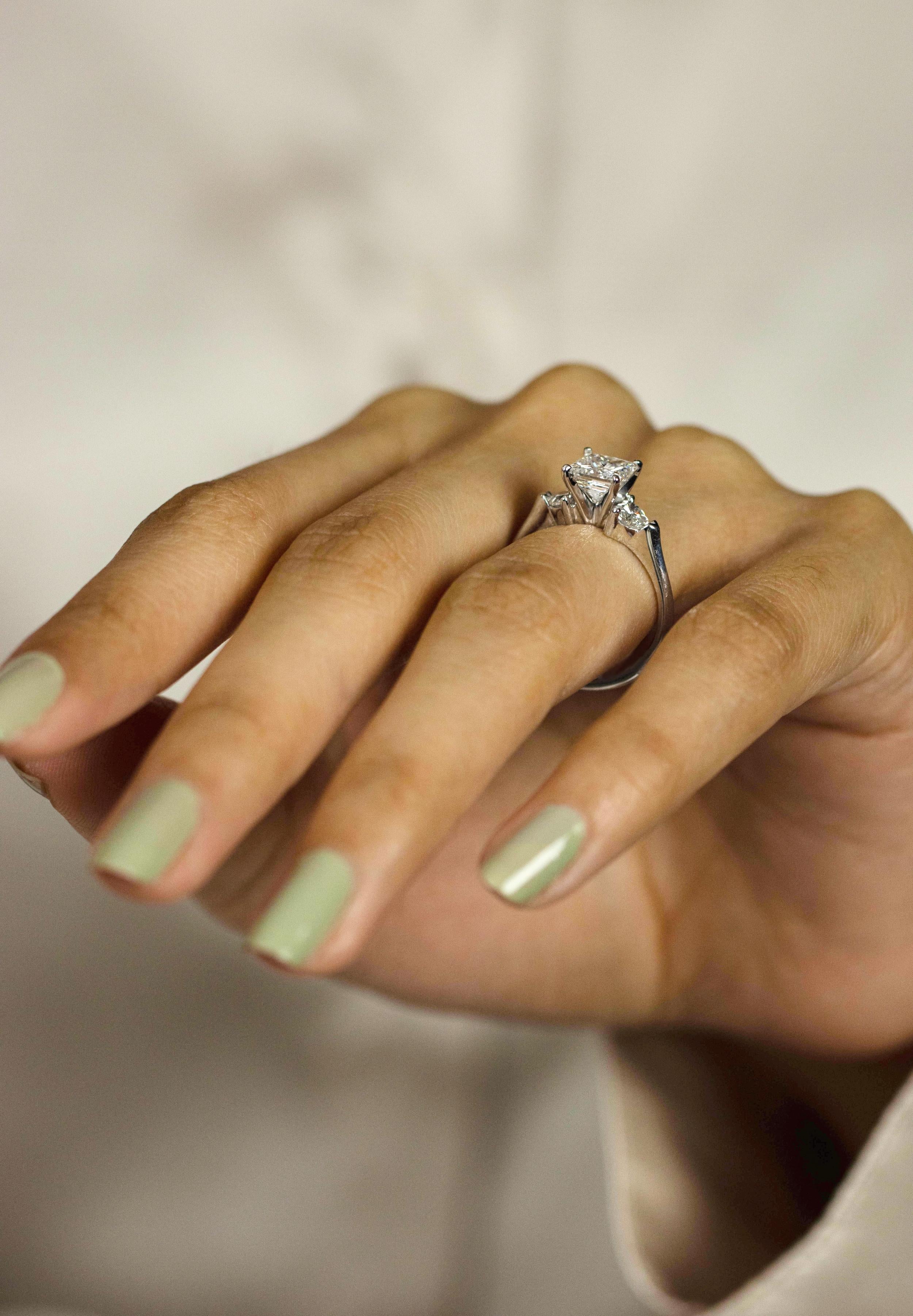 Bague de fiançailles à trois pierres, certifiée GIA, 1.32 carats, diamant taille princesse en vente 2