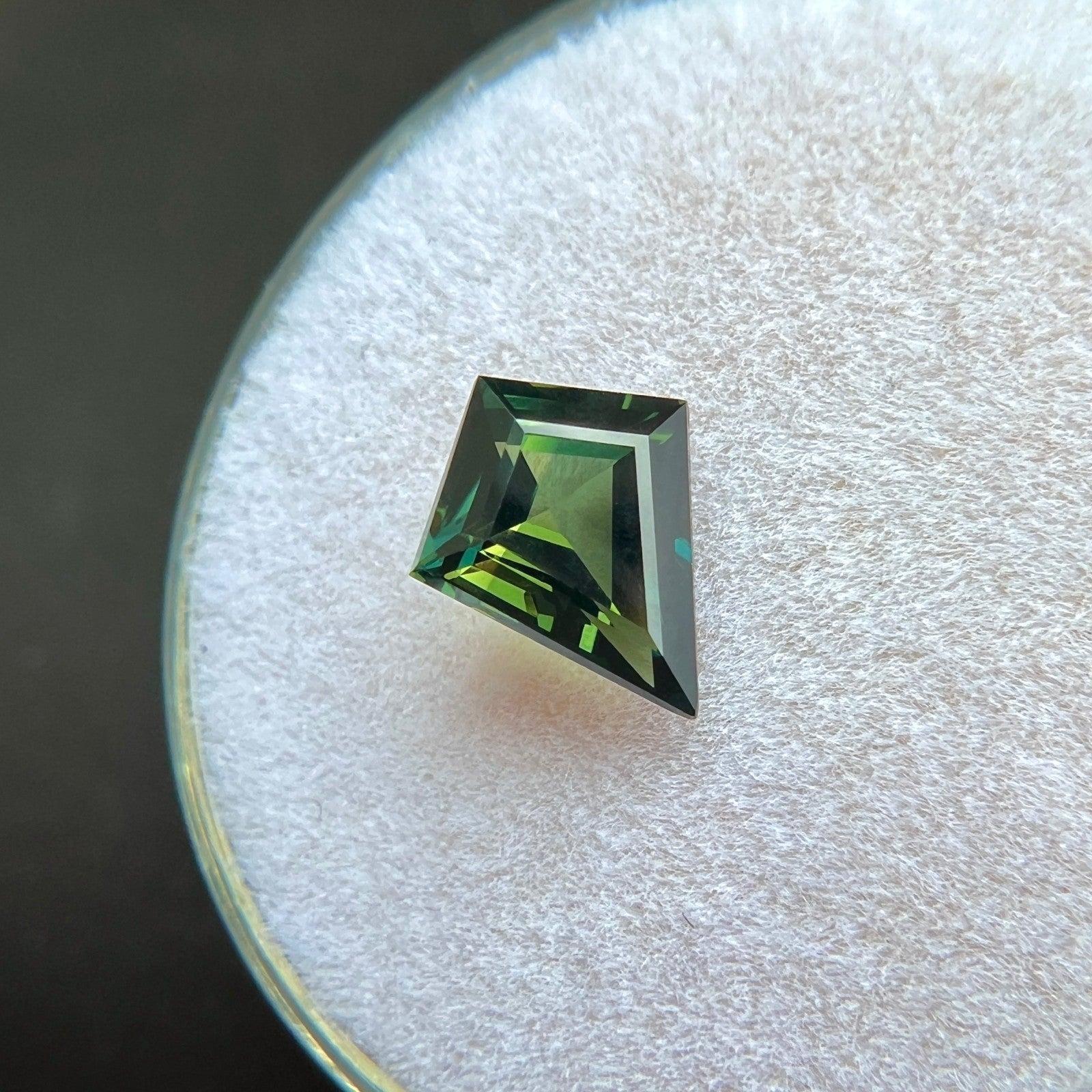 Femenino o masculino Zafiro de fantasía de 1,32 ct, certificado por GIA, talla cometa, natural, verde profundo, sin tratar, VVS en venta