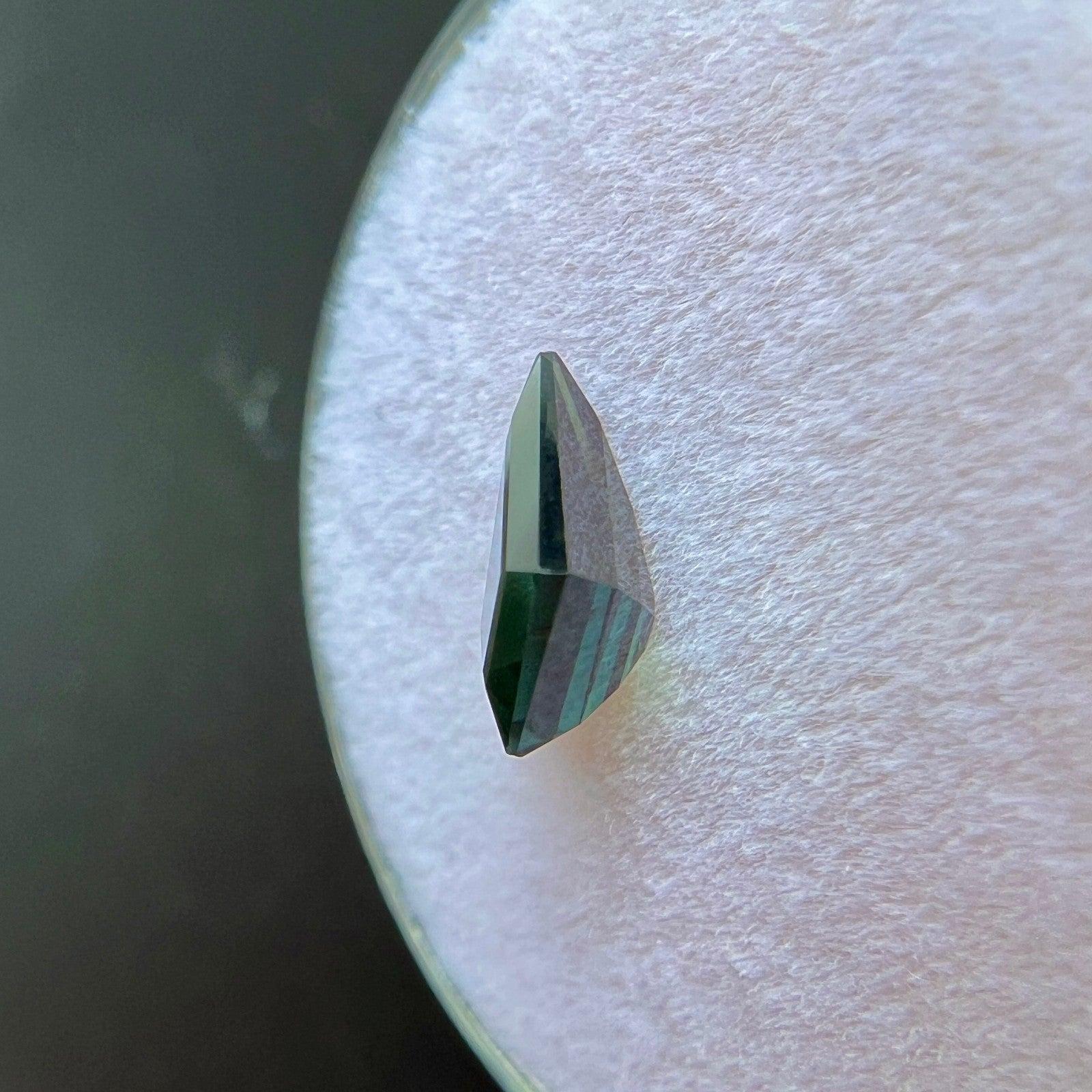 Zafiro de fantasía de 1,32 ct, certificado por GIA, talla cometa, natural, verde profundo, sin tratar, VVS en venta 1