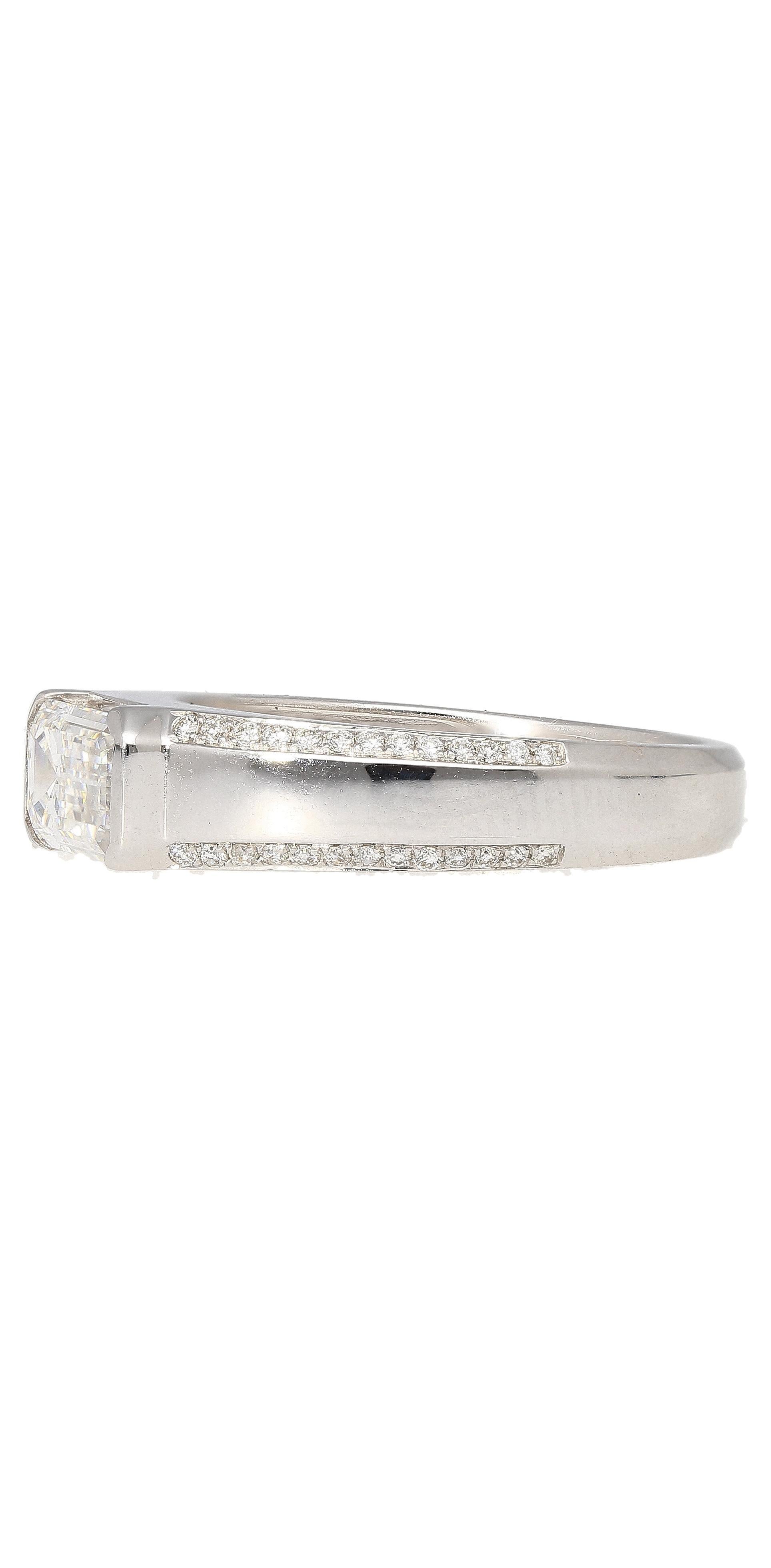 Moderne Anneau est-ouest certifié GIA, diamant taille émeraude 1,33 carat D/VVS2 en vente