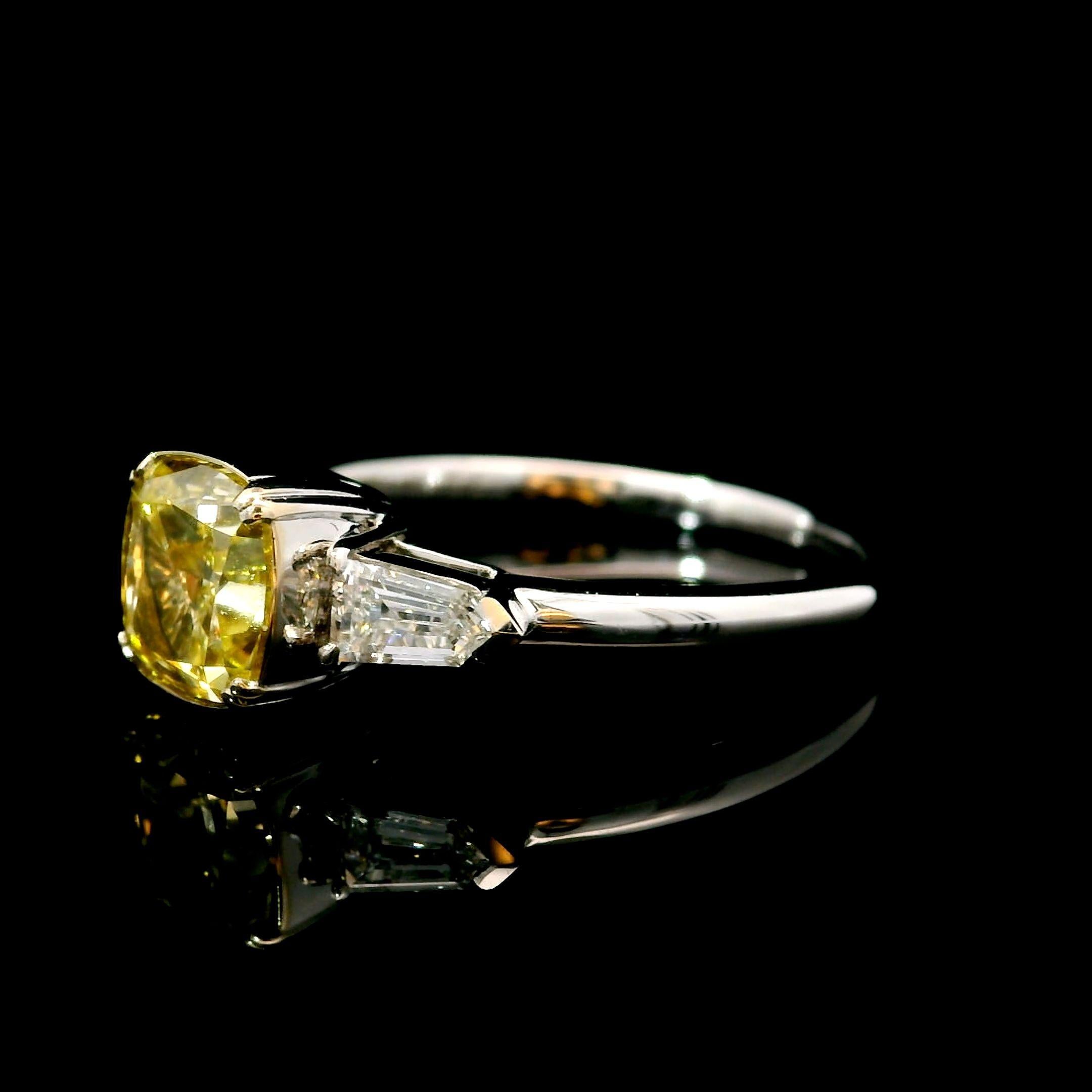 GIA Certified 1.33 Carat Fancy Light Yellow VS1 Clarity Diamond Ring In New Condition For Sale In บางรัก, TH