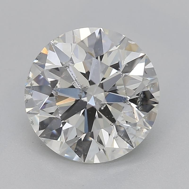 Fabriquée à la main à New York, cette superbe bague en diamant est ornée d'une captivante pierre centrale ronde de 1,33 qui rayonne par son éclat remarquable. Le diamant est classé I et SI2, garantissant à la fois la qualité et l'attrait visuel, ce