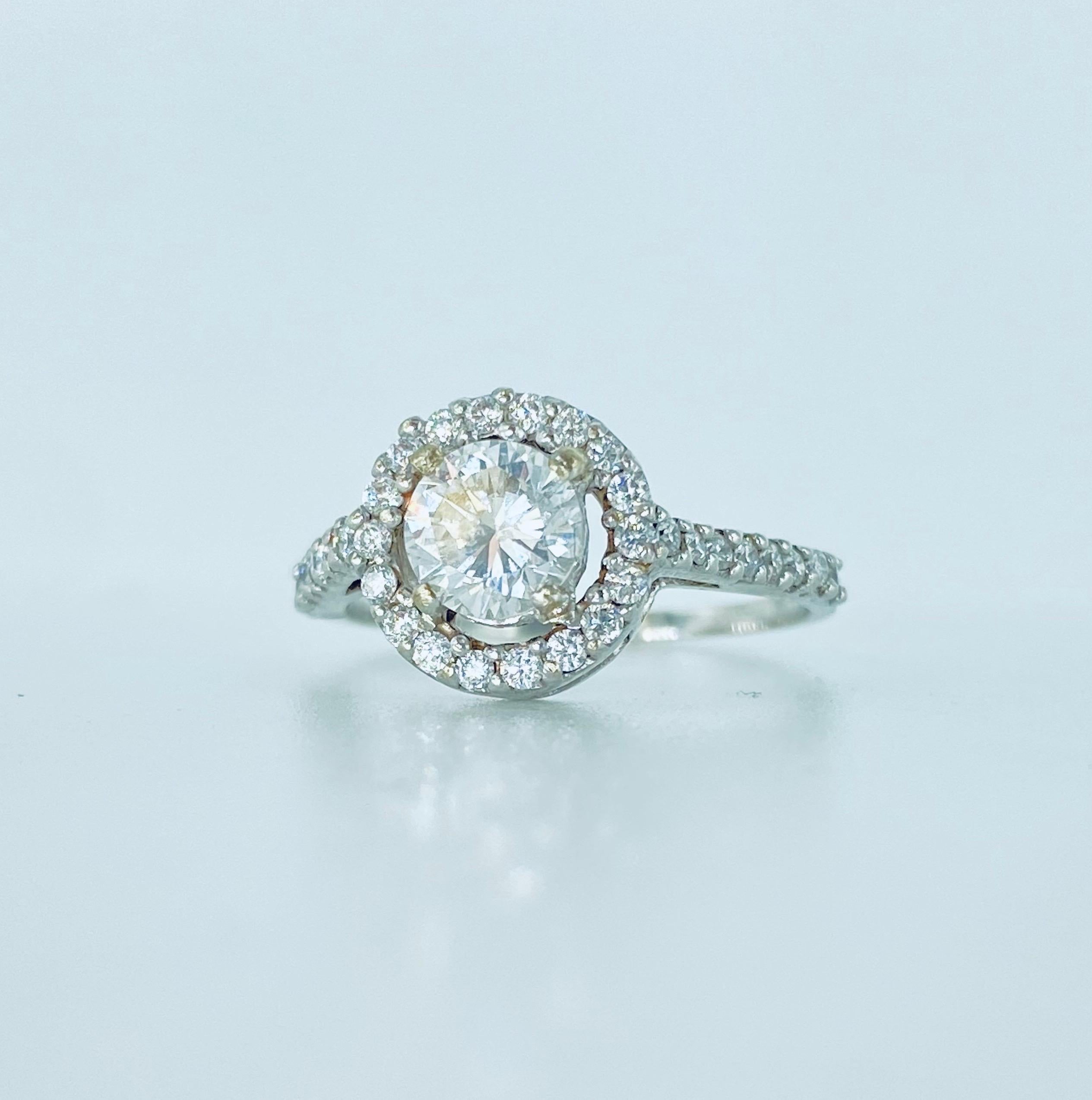 GIA-zertifizierter 1,34 Karat Diamanten Halo Verlobungsring 18k Weißgold (Rundschliff) im Angebot