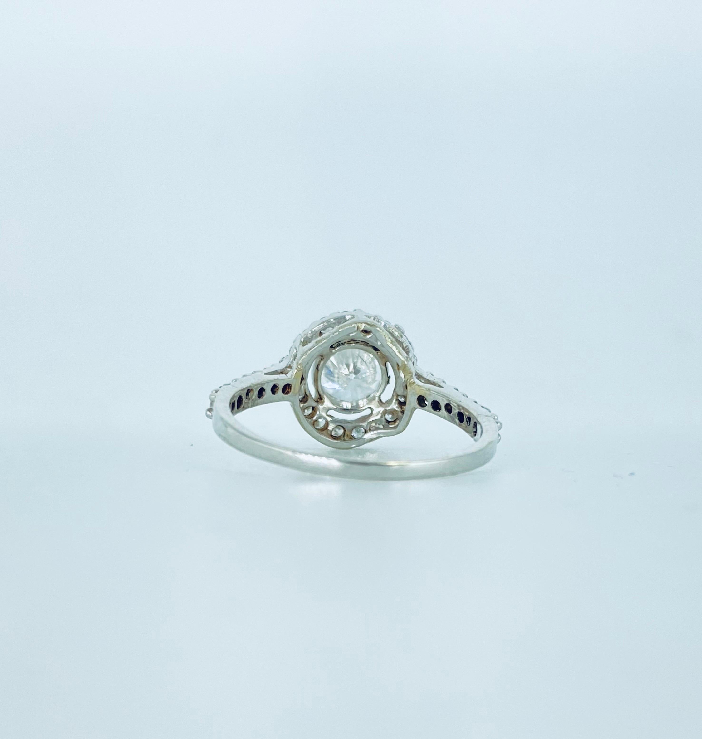 Bague de fiançailles en or blanc 18 carats avec halo de diamants de 1,34 carat certifiés par le GIA Pour femmes en vente
