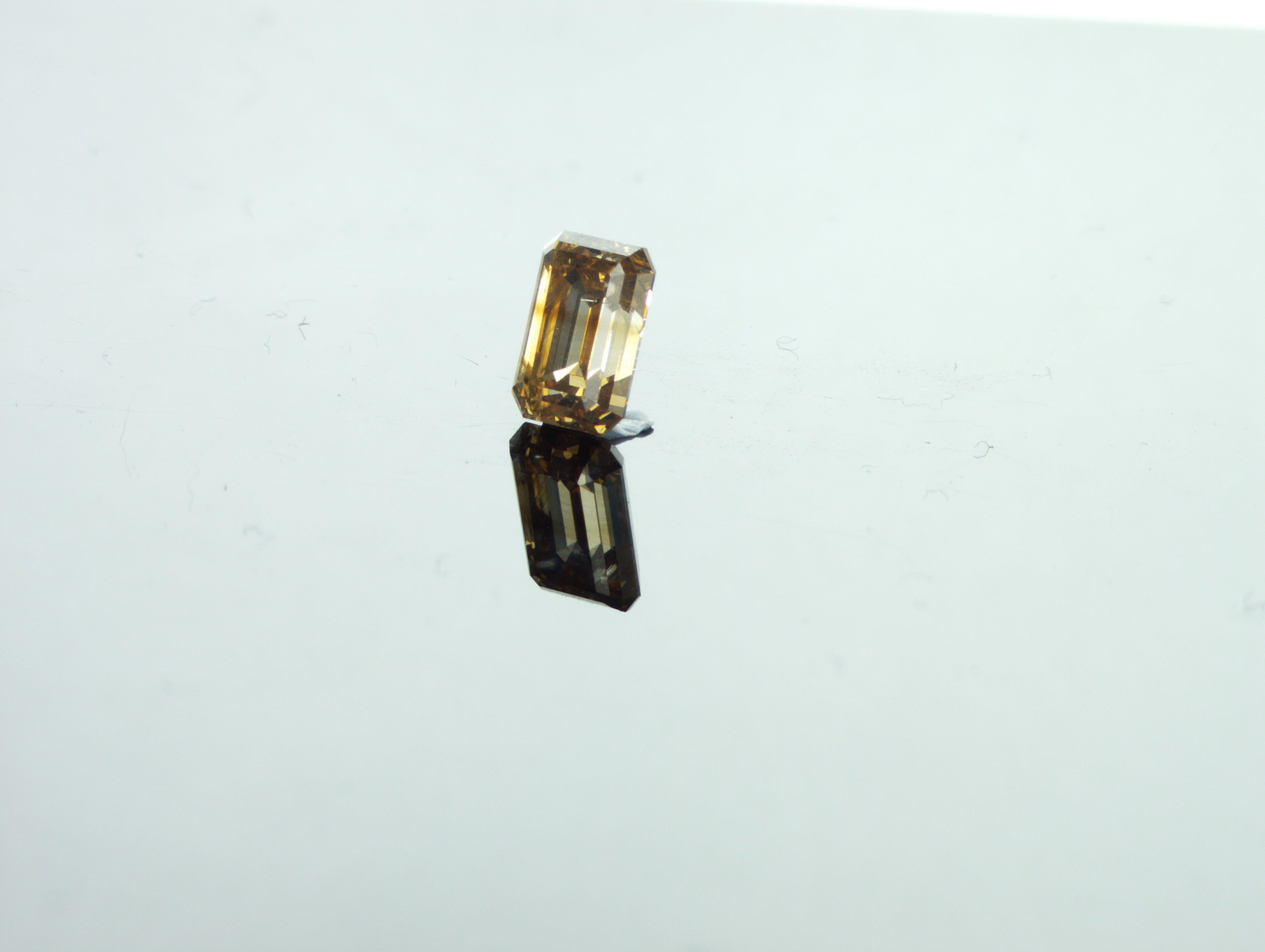 Diamant certifié GIA de 1,34 ct en forme d'émeraude de couleur naturelle Fancy Orangy Brown en vente 1