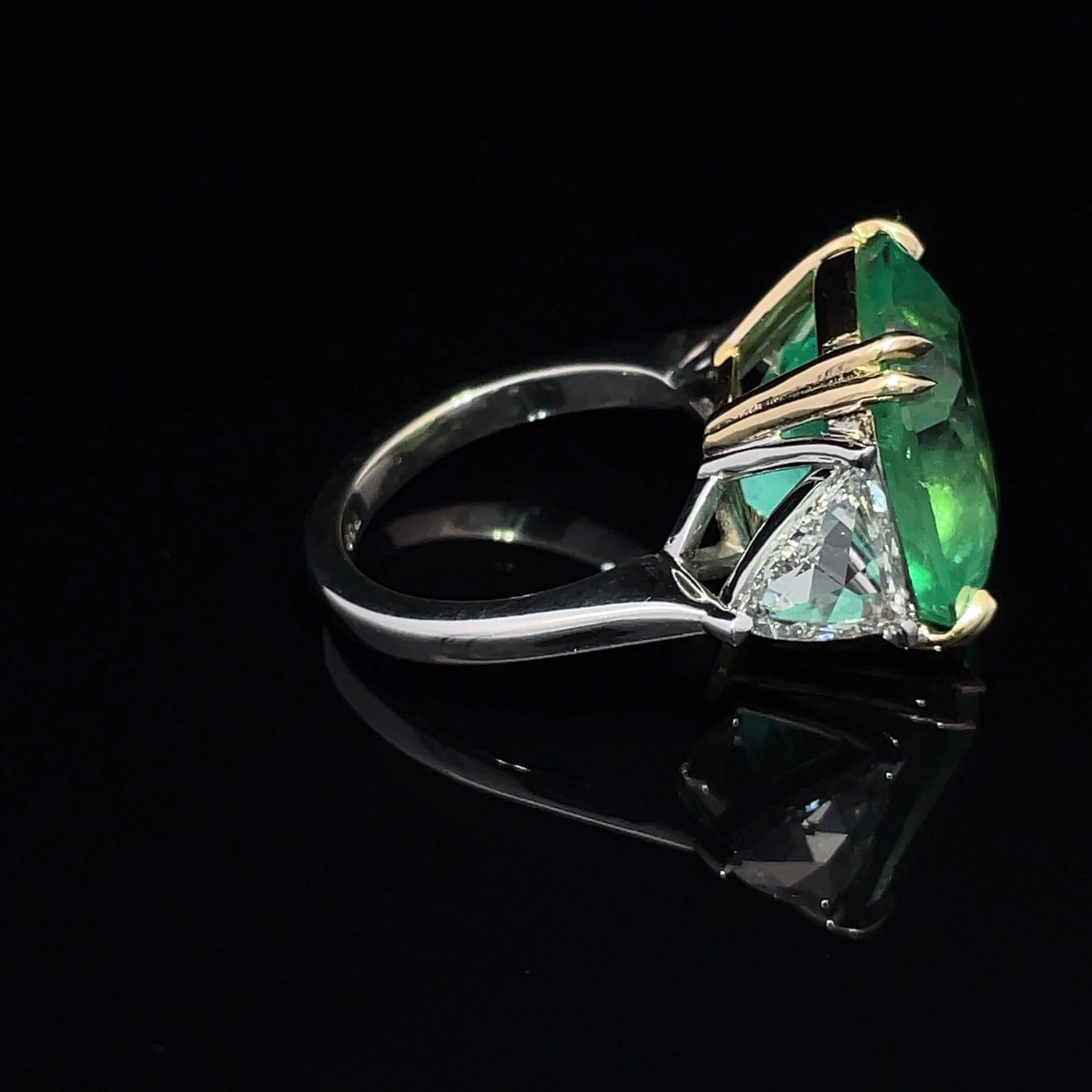 GIA Certified 13.42ct Columbian Emerald & Rose cut 1.71ct Trillion Diamond Ring In Excellent Condition For Sale In New York, NY