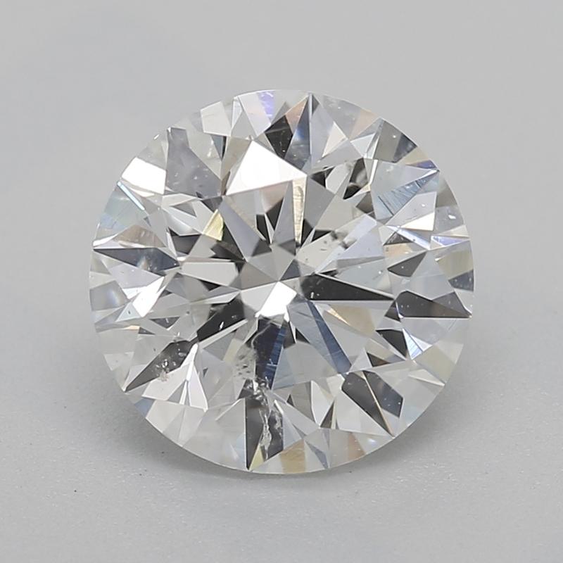 Fabricado a mano en Nueva York, este impresionante anillo de diamantes exhibe una extraordinaria pieza central con un cautivador diamante redondo de 1,35 , clasificado con una claridad excepcional en SI2 y un brillante G. Engarzado en lujoso platino