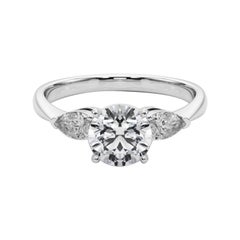 GIA Certified 1.35 Carat Round East-West Three-Stone Platinum Diamond Ring (bague à trois pierres en platine)