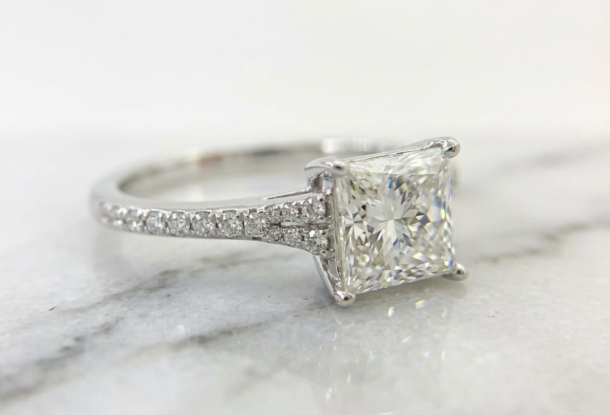 Contemporaneo Anello di fidanzamento con diamante taglio principessa certificato GIA da 1,35 carati A. Simon in vendita