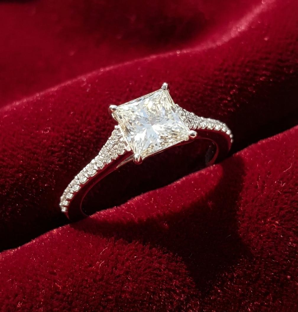 Taglio princess Anello di fidanzamento con diamante taglio principessa certificato GIA da 1,35 carati A. Simon in vendita
