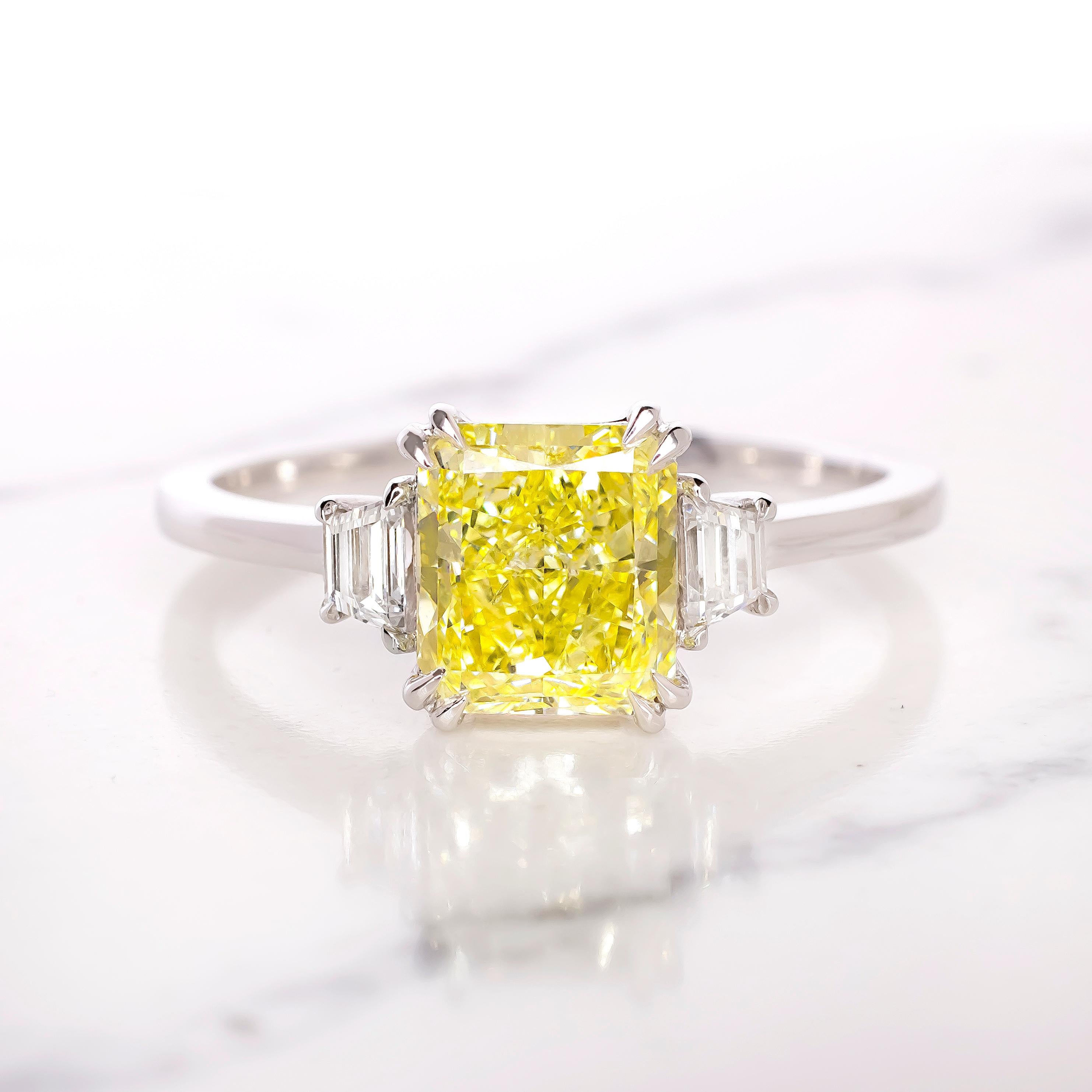 Cette bague exquise d'Antinori Di Sanpietro, une célèbre marque italienne de haute joaillerie, est ornée d'un captivant diamant coloré de taille coussin qui attire l'attention. 

La pierre centrale est un remarquable diamant jaune fantaisie de 1,38