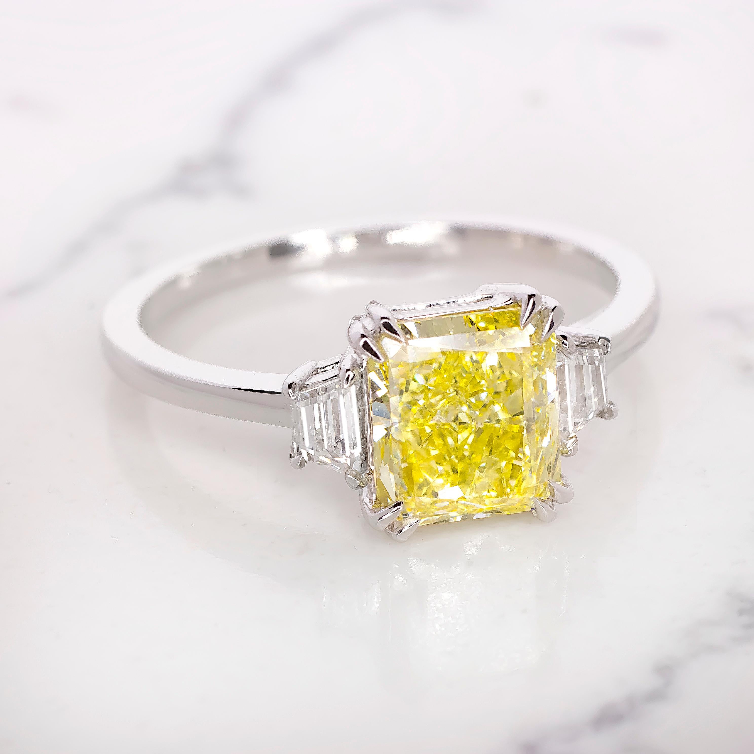 GIA Certified 1.38 Carat Fancy Yellow Radiant Cut Diamond 18K White Gold Ring In New Condition For Sale In Rome, IT