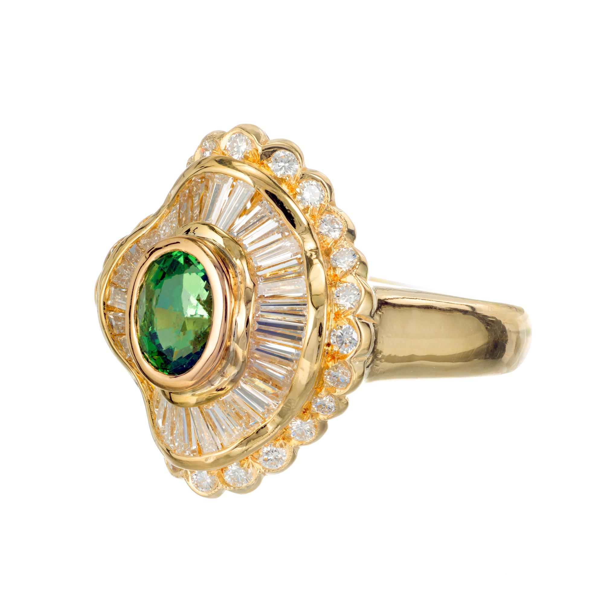 Bague cocktail des années 1970 en tsavorite verte et diamant. Pierre centrale grenat vert ovale certifiée par le GIA, sertie en or jaune 18 carats de diamants ronds et baguettes en double halo de style princesse. 

1 grenat tsavorite vert ovale,