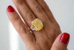 Anello con diamante giallo intenso da 13.83 carati certificato GIA